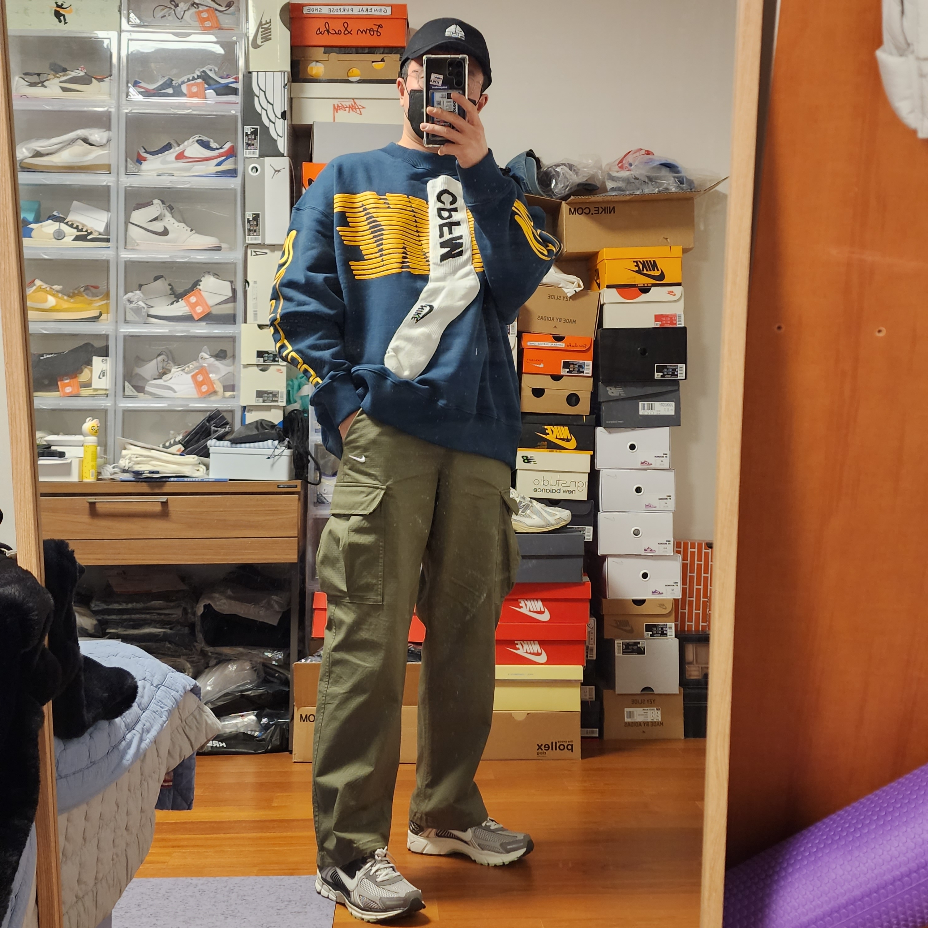 Supreme x Nike ACG Denim 6-Panel Black - 22FW, Nike x Cactus Plant Flea Market Socks Fleece Crewneck Dark Green - US/EU 착용 스타일 - 1