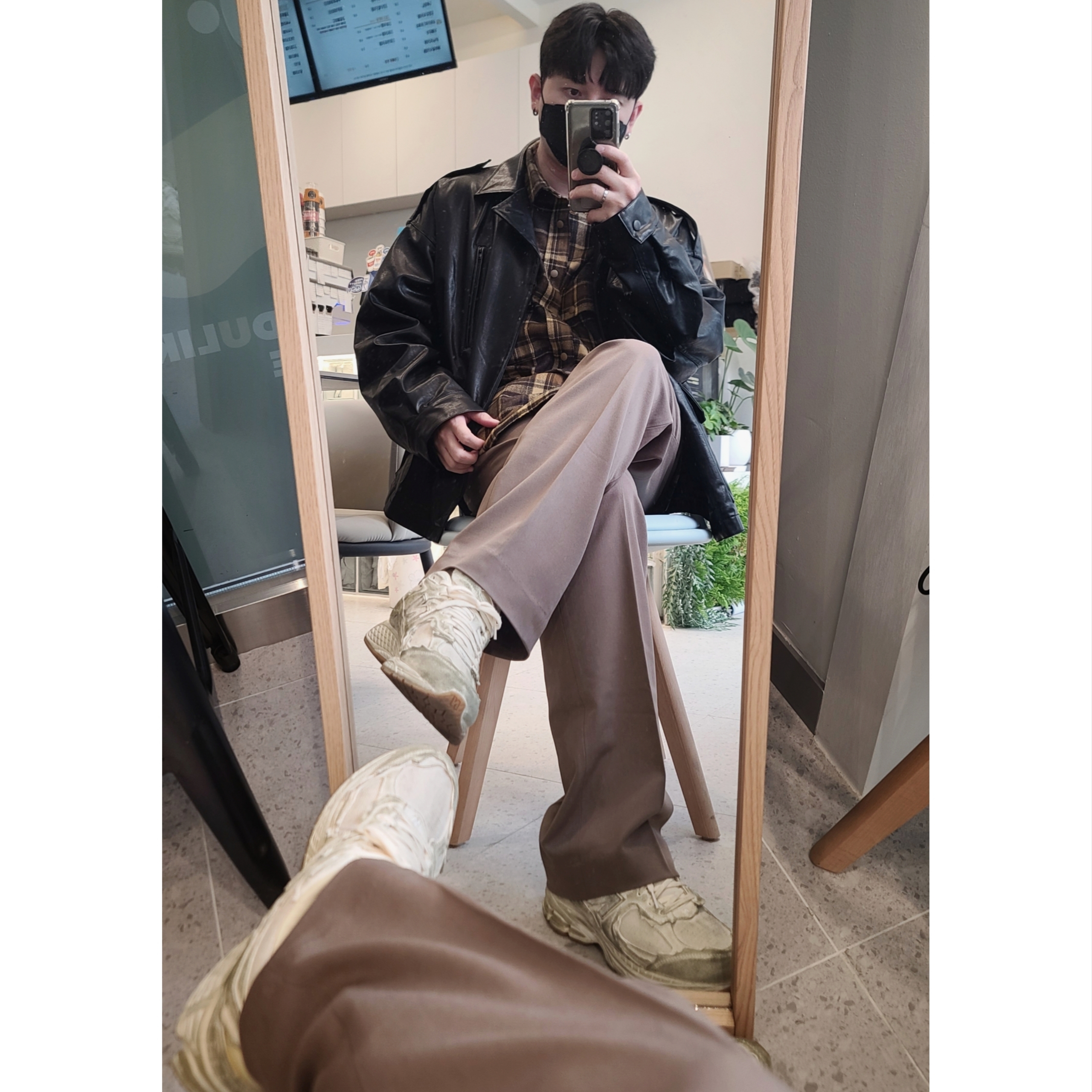 New Balance 2002R Protection Pack Distressed 착용 스타일 - 1
