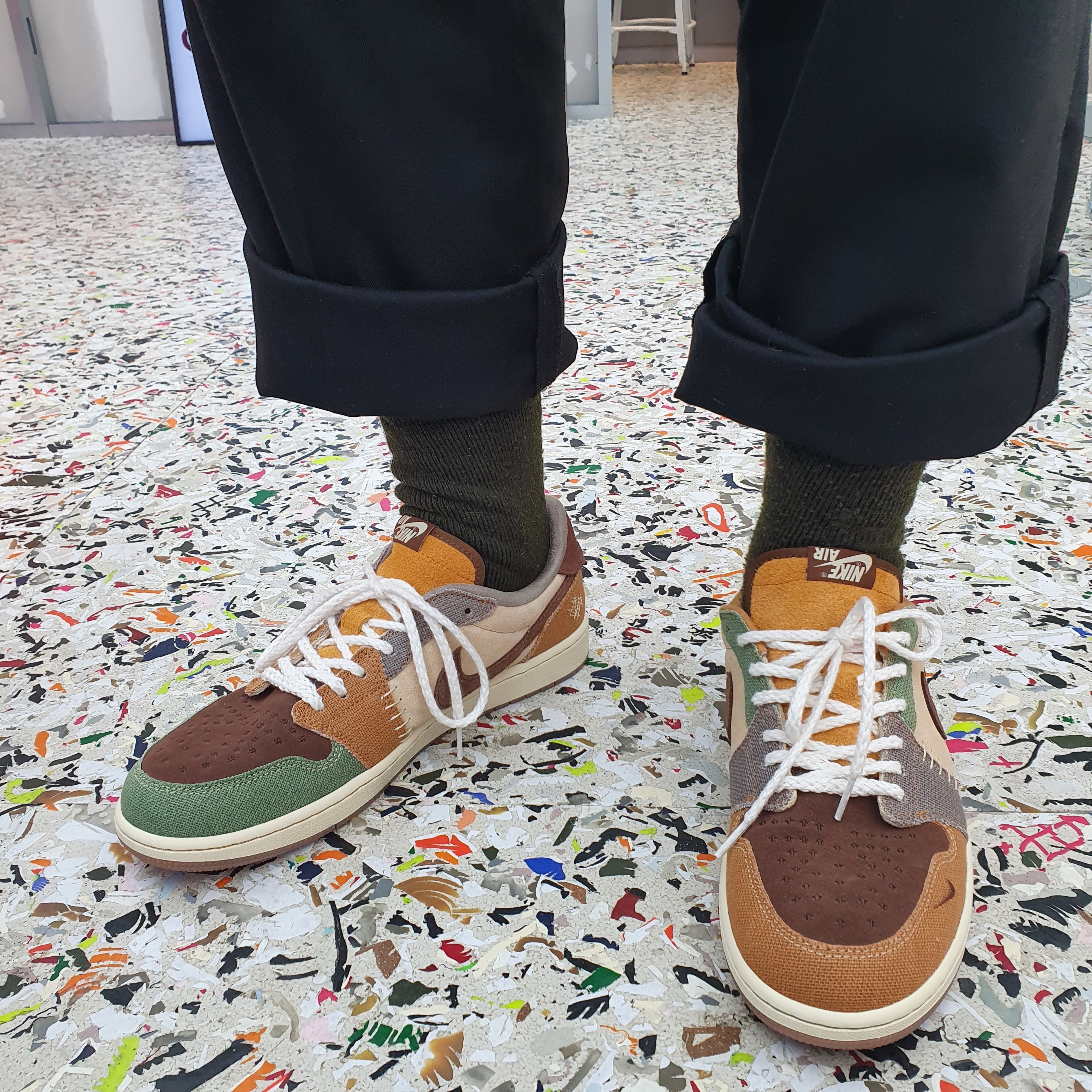Jordan 1 x Zion Williamson Retro Low OG Flax and Oil Green 착용 스타일 - 1