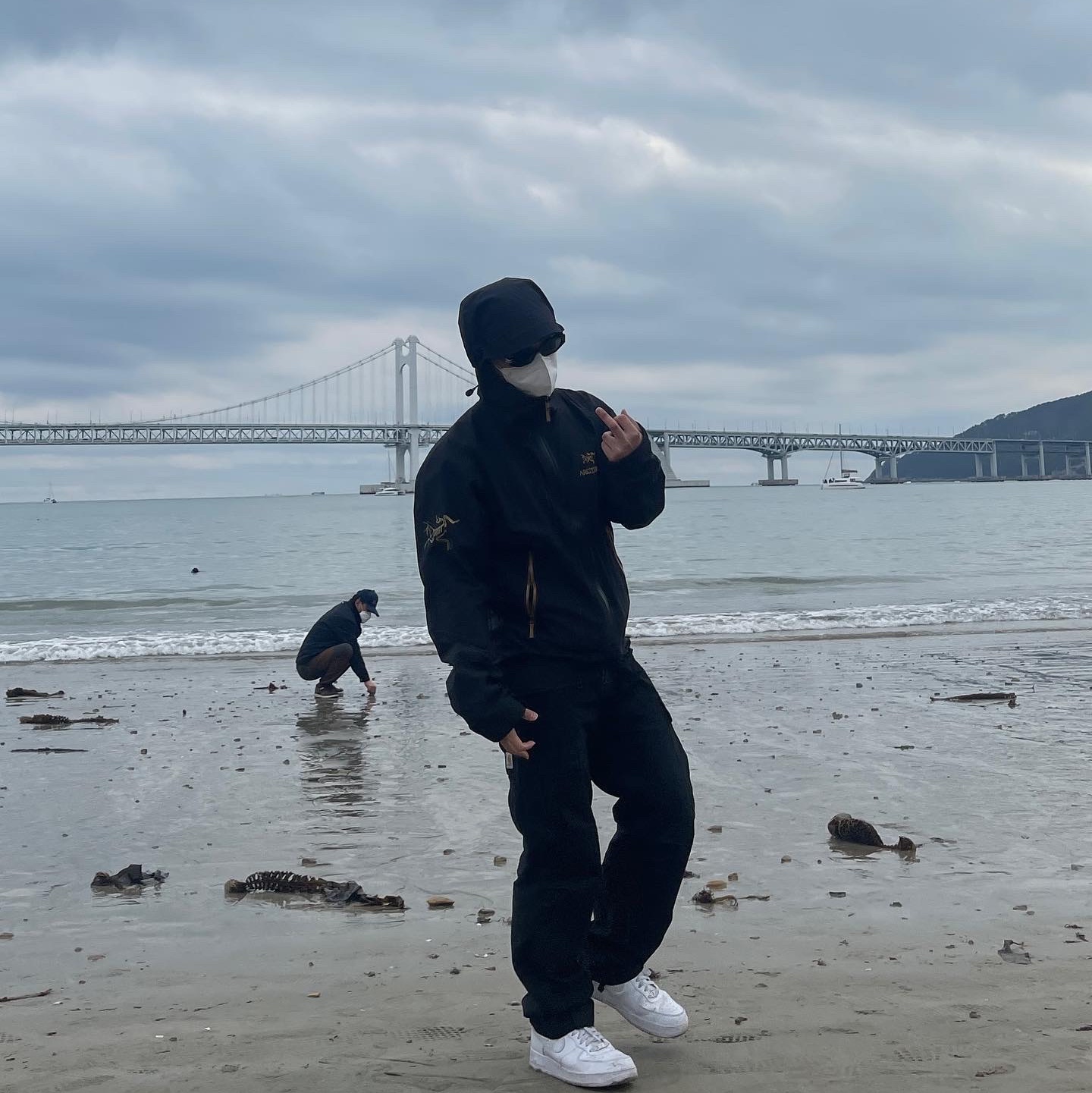 Arc'teryx x Beams Zeta SL Jacket Black Gold, Nike Air Force 1 '07 Low White 착용 스타일
