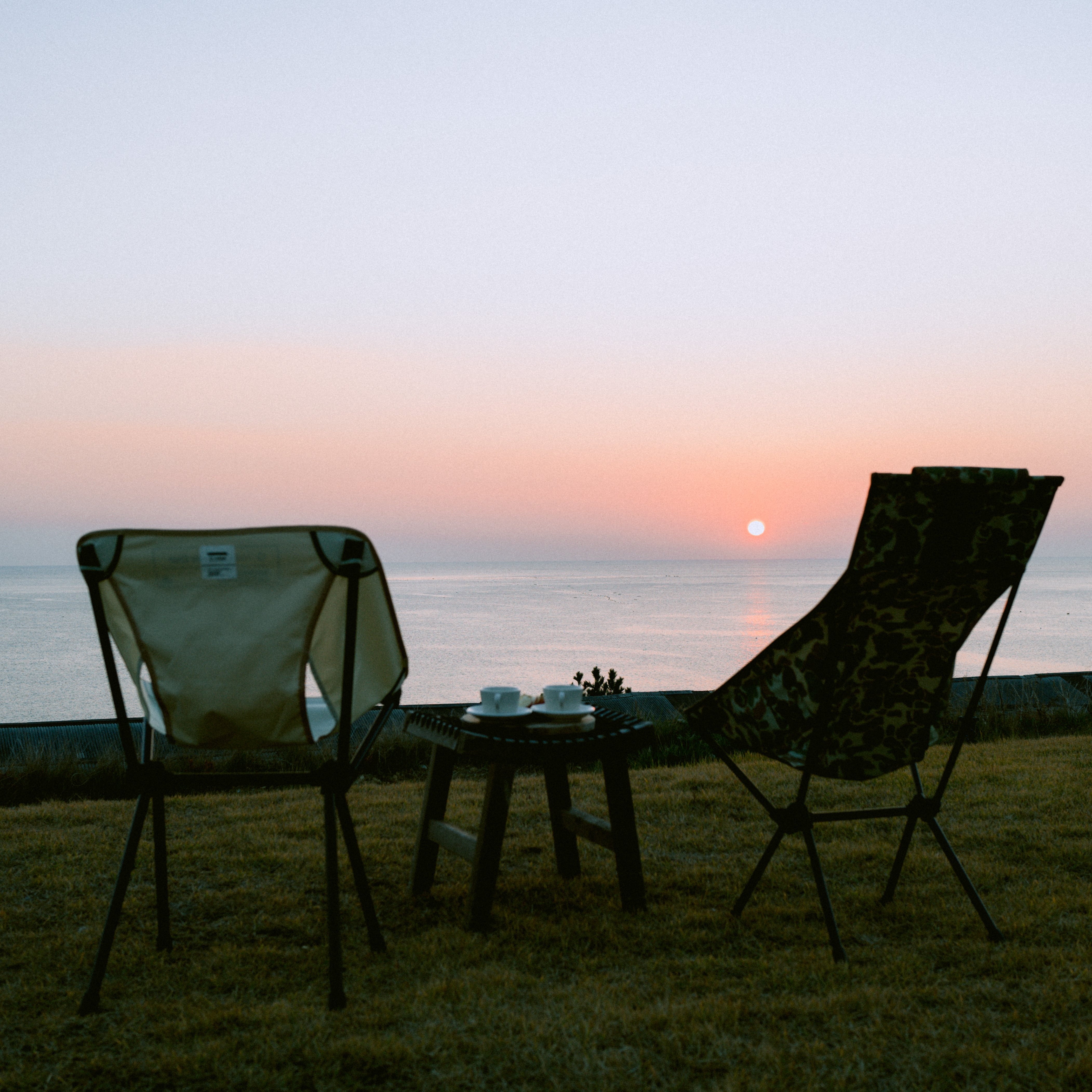 Helinox Tactical Sunset Chair Duck Camo, Helinox x Neighborhood E-Cafe Chair Natural - 22SS 착용 스타일