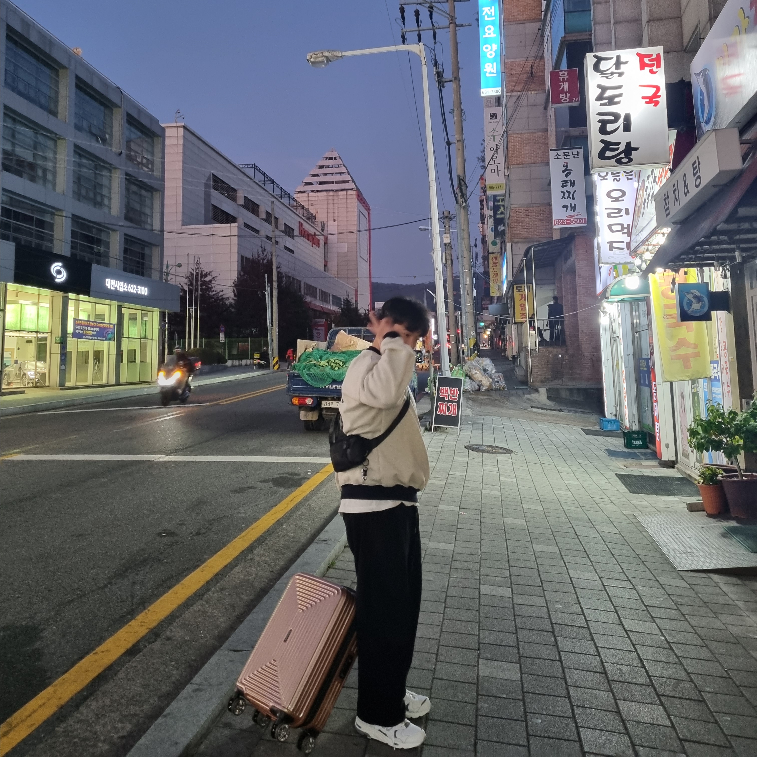 IAB Studio Sweatshirt Oatmeal Navy, New Balance 1700 Made in USA Brown Steel Blue 착용 스타일