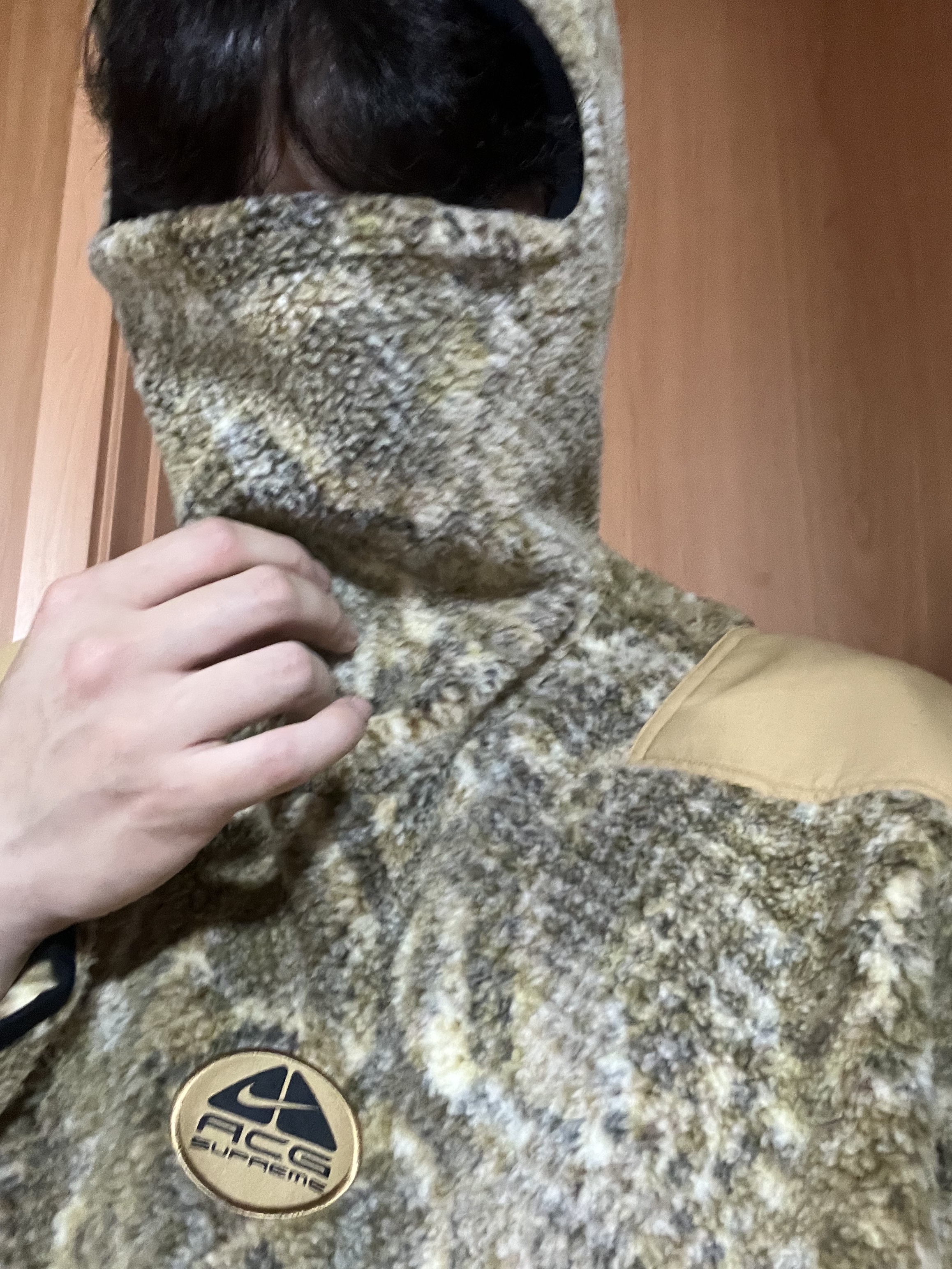 Supreme x Nike ACG Fleece Pullover Gold Snakeskin - 22FW 착용 스타일 - 1
