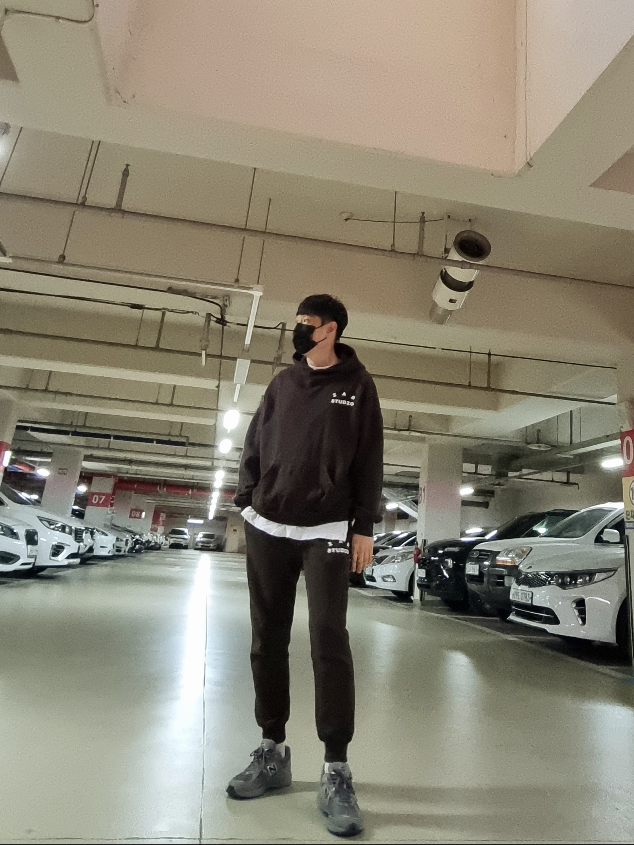 IAB Studio Hoodie Brown, IAB Studio Sweatpants Brown 착용 스타일 - 1