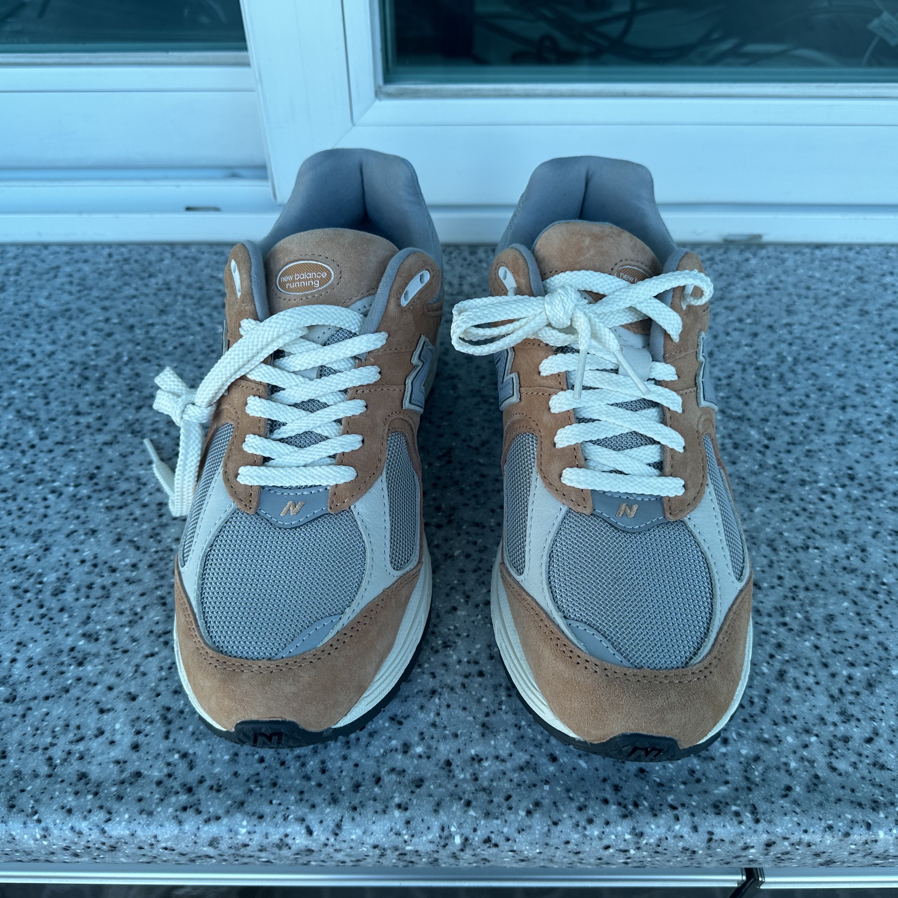 New Balance 2002R Special Vintage Beige 착용 스타일 - 3