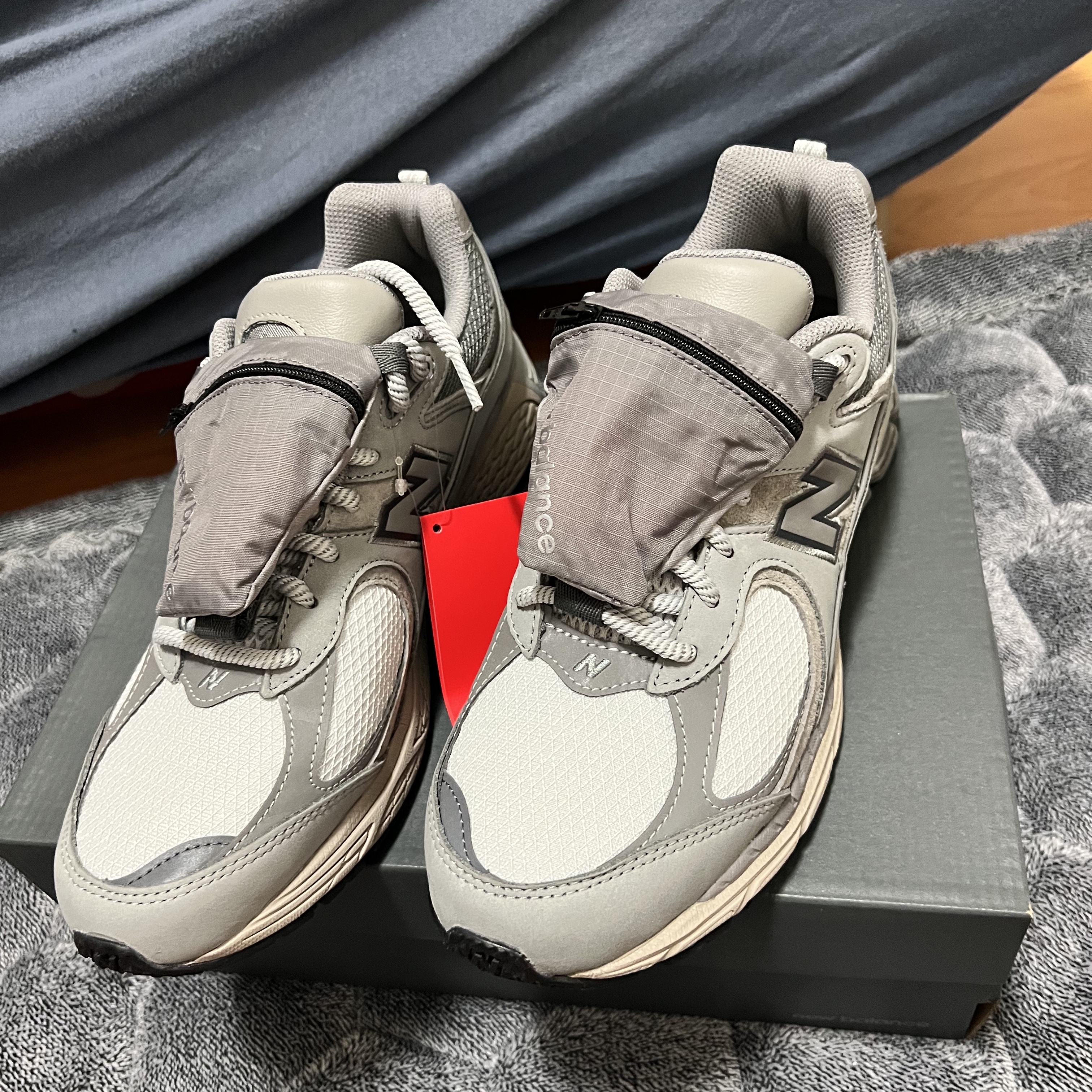 New Balance 2002R Team Away Grey 착용 스타일