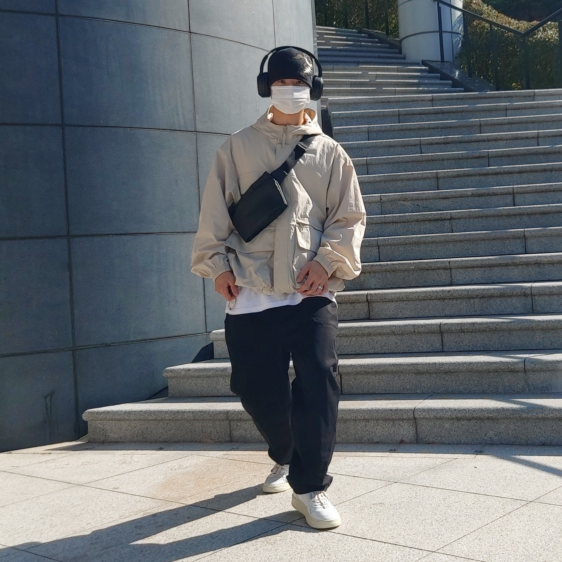 Autry Medalist Low Leather Sneakers White Green 착용 스타일 - 2