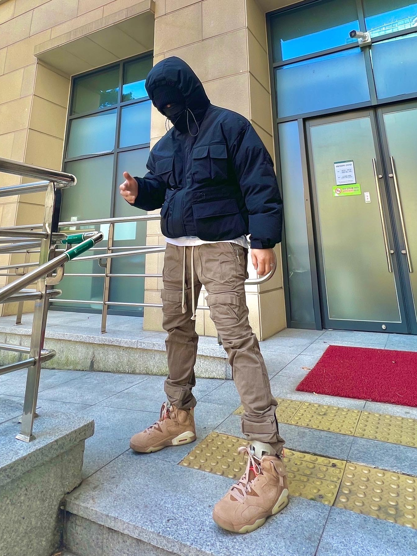 Jordan 6 x Travis Scott Retro SP British Khaki 착용 스타일 - 4