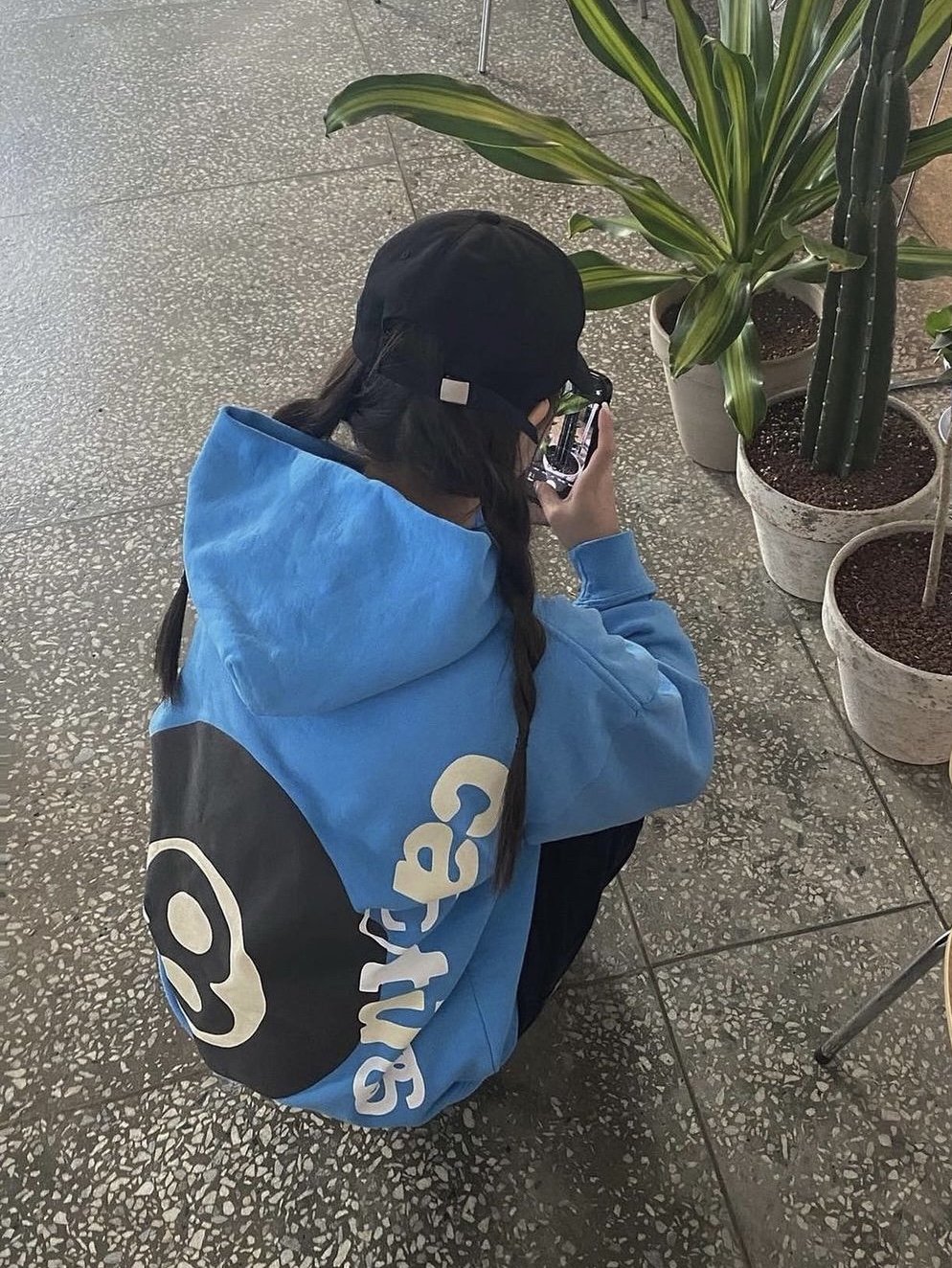 Stussy x Cactus Plant Flea Market 8 Ball Pigment Dyed Hoodie Blue 착용 스타일