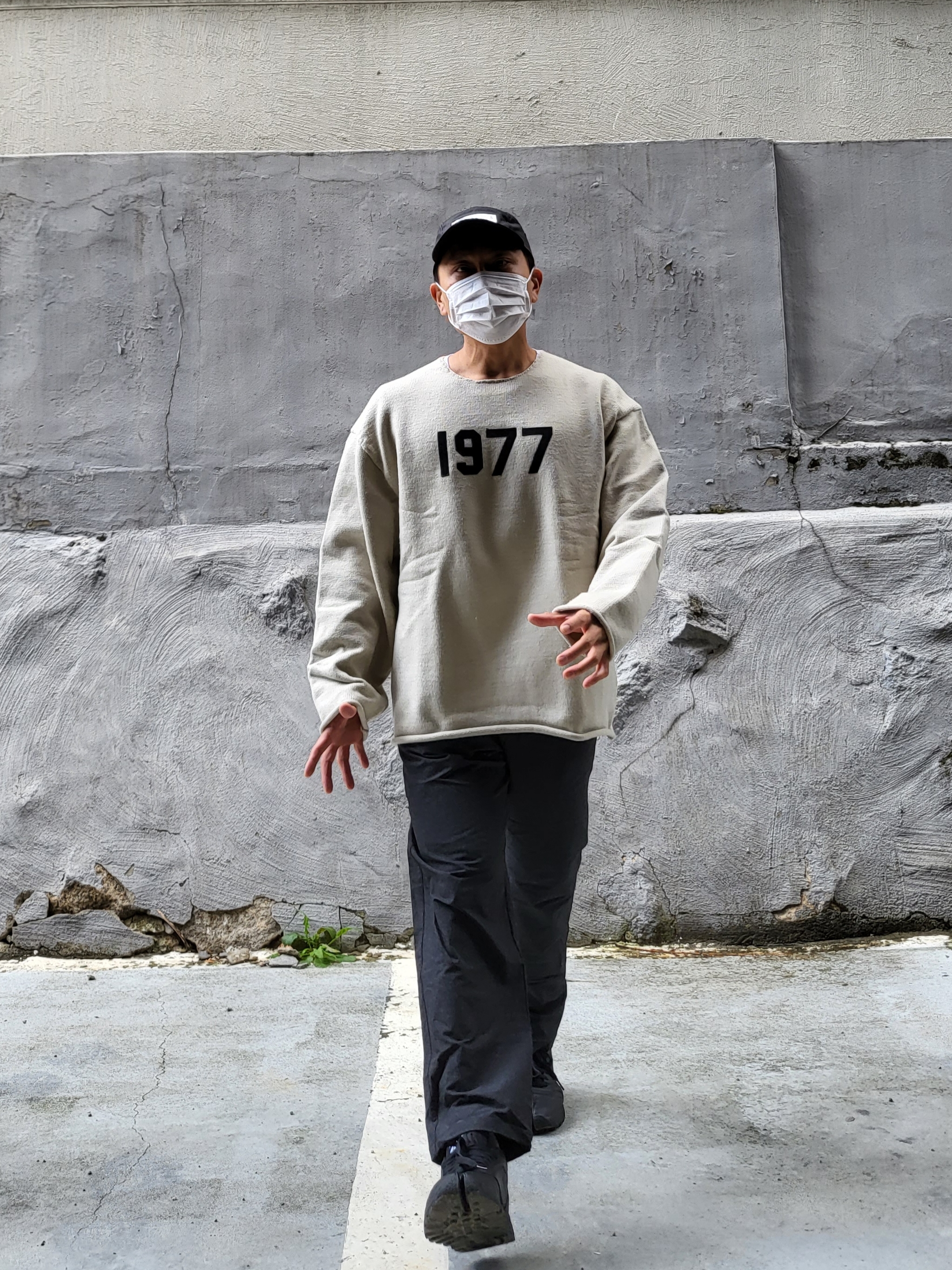 Supreme Mirror Camp Cap Black - 21FW, Essentials 1977 Raw Edge Sweater Wheat - 22SS 착용 스타일 - 2