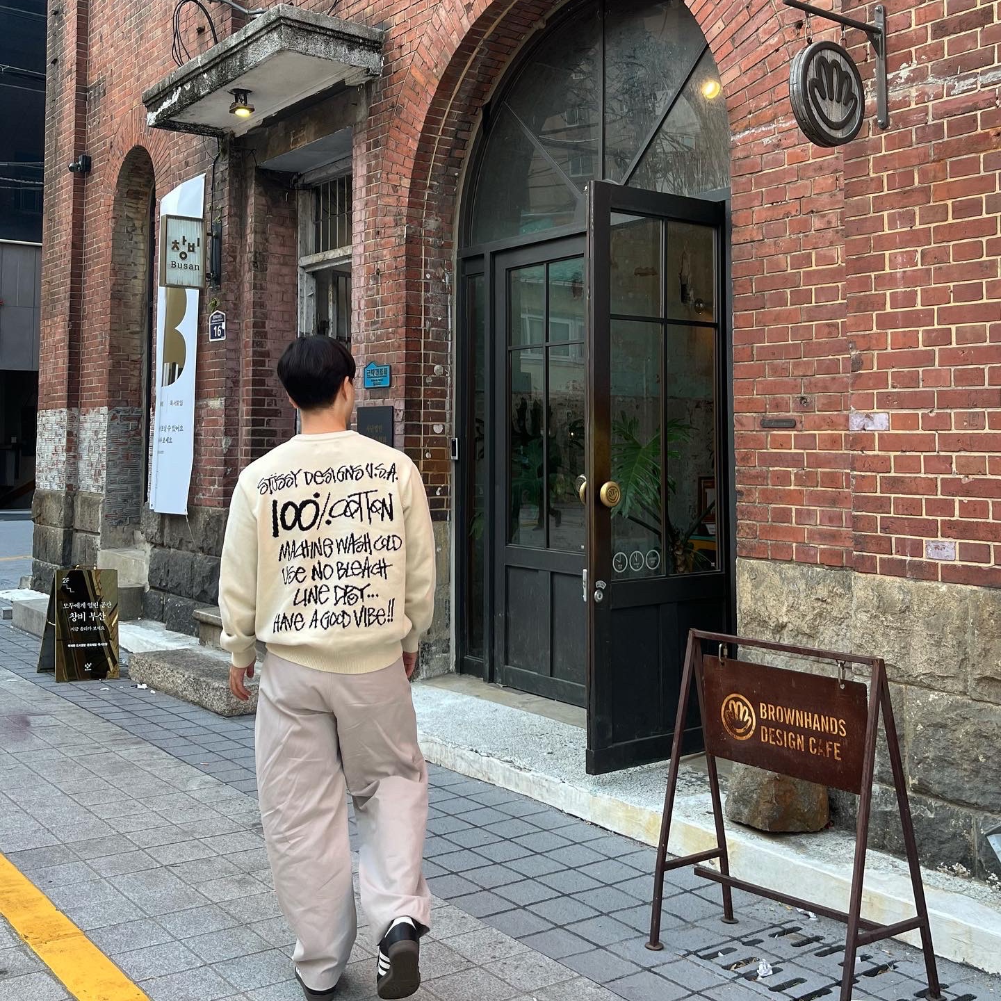 Stussy Care Label Sweater Natural, Adidas Samba OG Black White Gum 착용 스타일 - 1