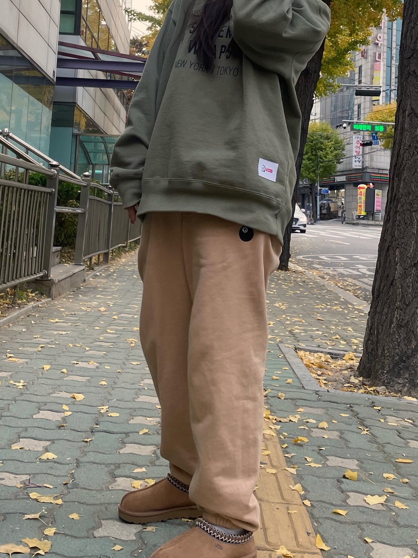 Supreme x WTAPS Crewneck Light Olive - 21FW, Stussy 8 Ball Embroidered Pants Grey Heather 착용 스타일 - 3