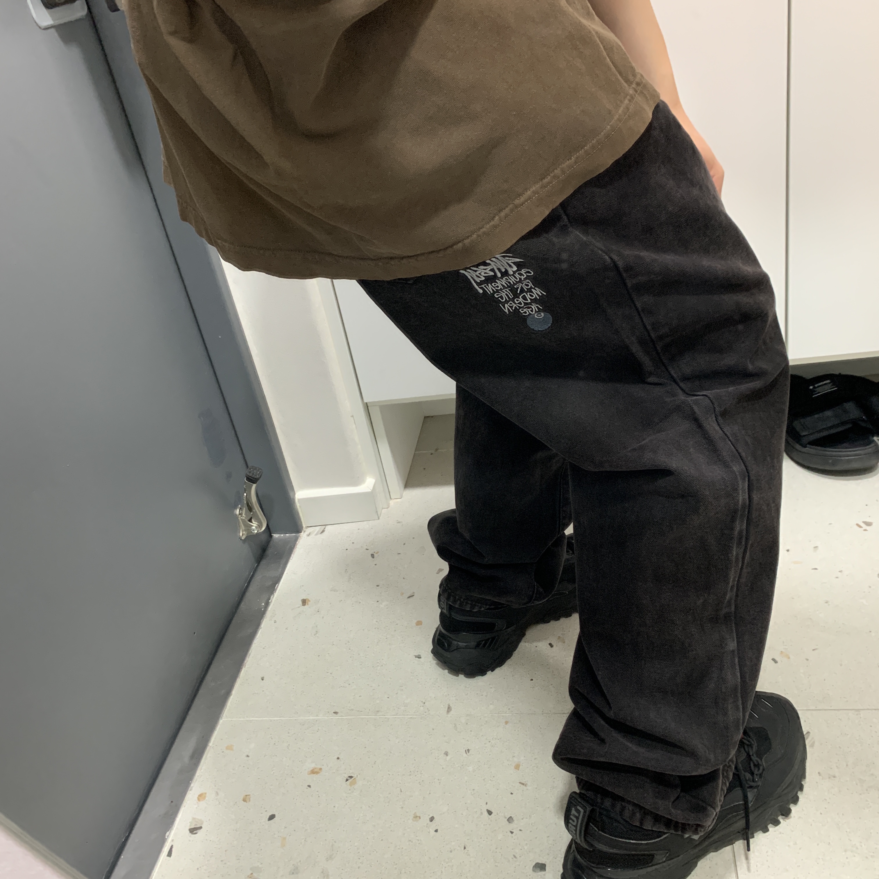 Stussy Washed Canvas Big OL' Jean Black, Stussy Basic Stussy Pigment Dyed T-Shirt Coffee 2022 착용 스타일