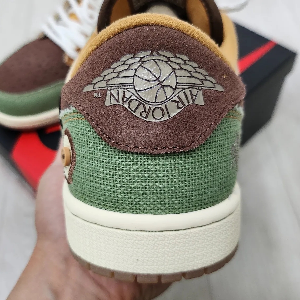 Jordan 1 x Zion Williamson Retro Low OG Flax and Oil Green 착용 스타일 - 4