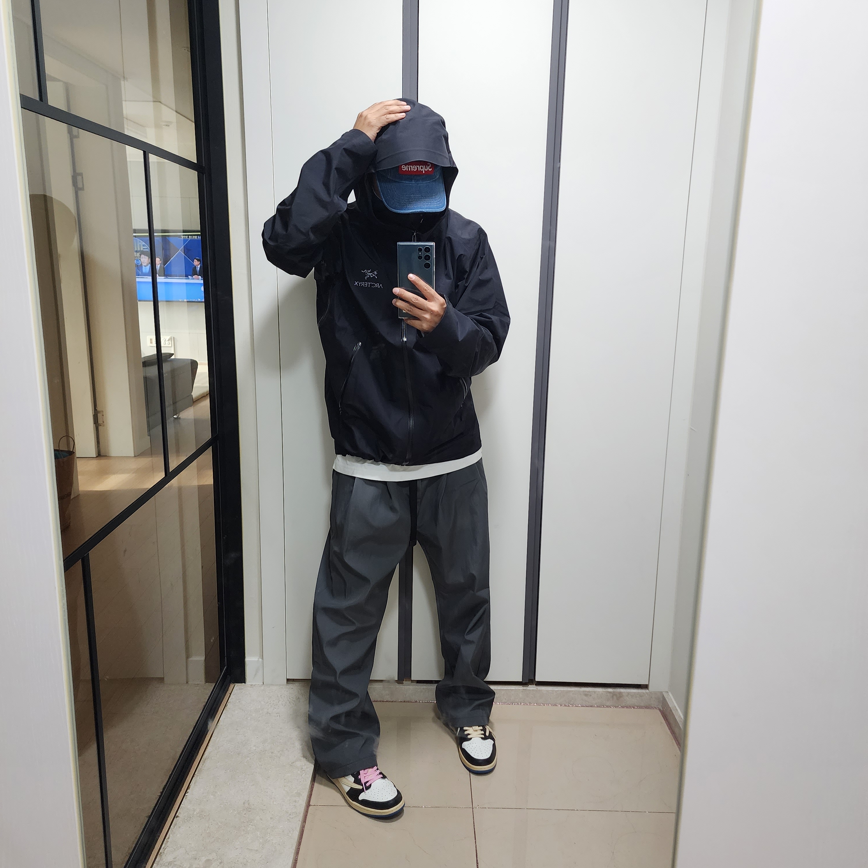 Arc'teryx Beta LT Jacket Black, Supreme Washed Chino Twill Camp Cap Denim - 22FW 착용 스타일