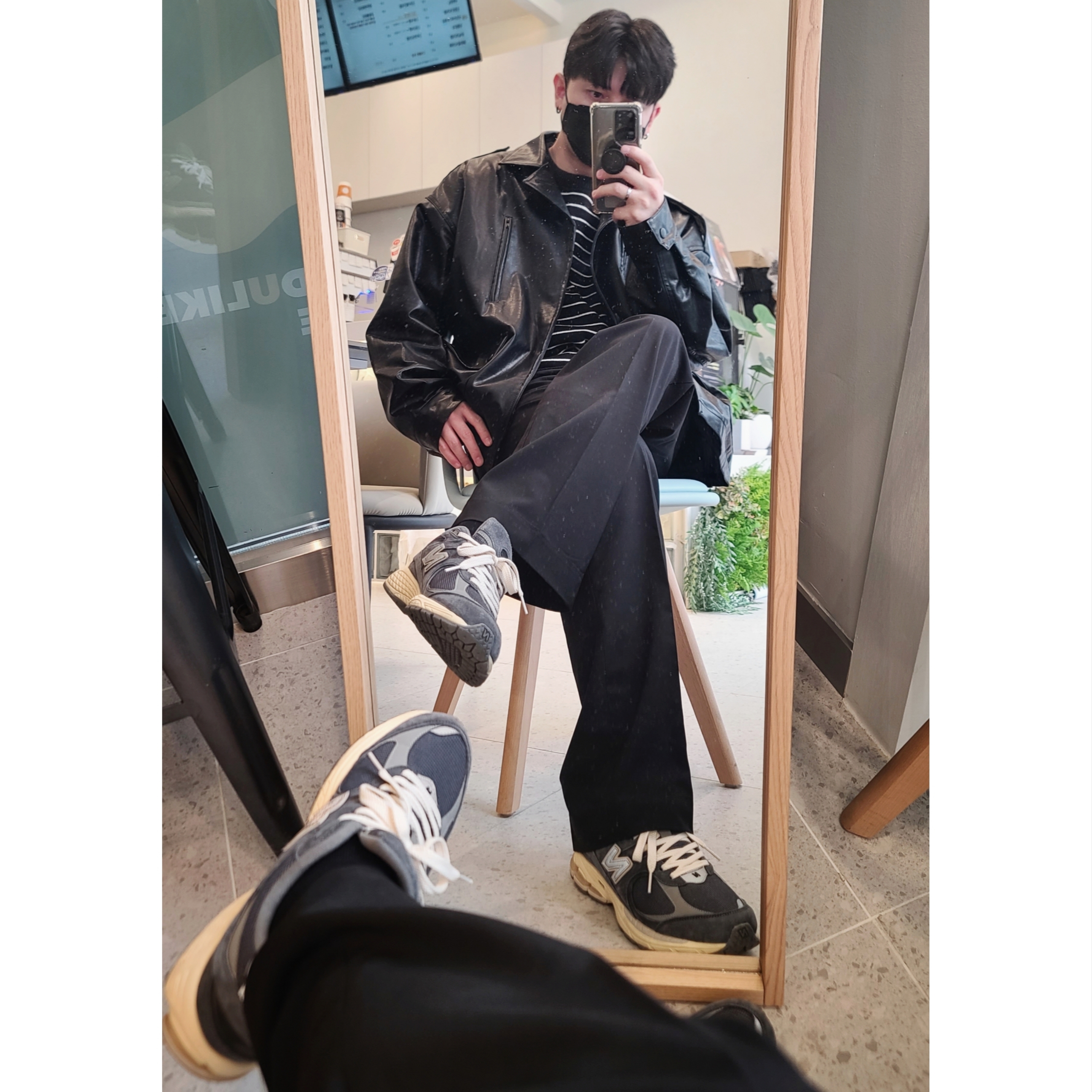 New Balance 2002R Special Vintage Black Grey 착용 스타일 - 2
