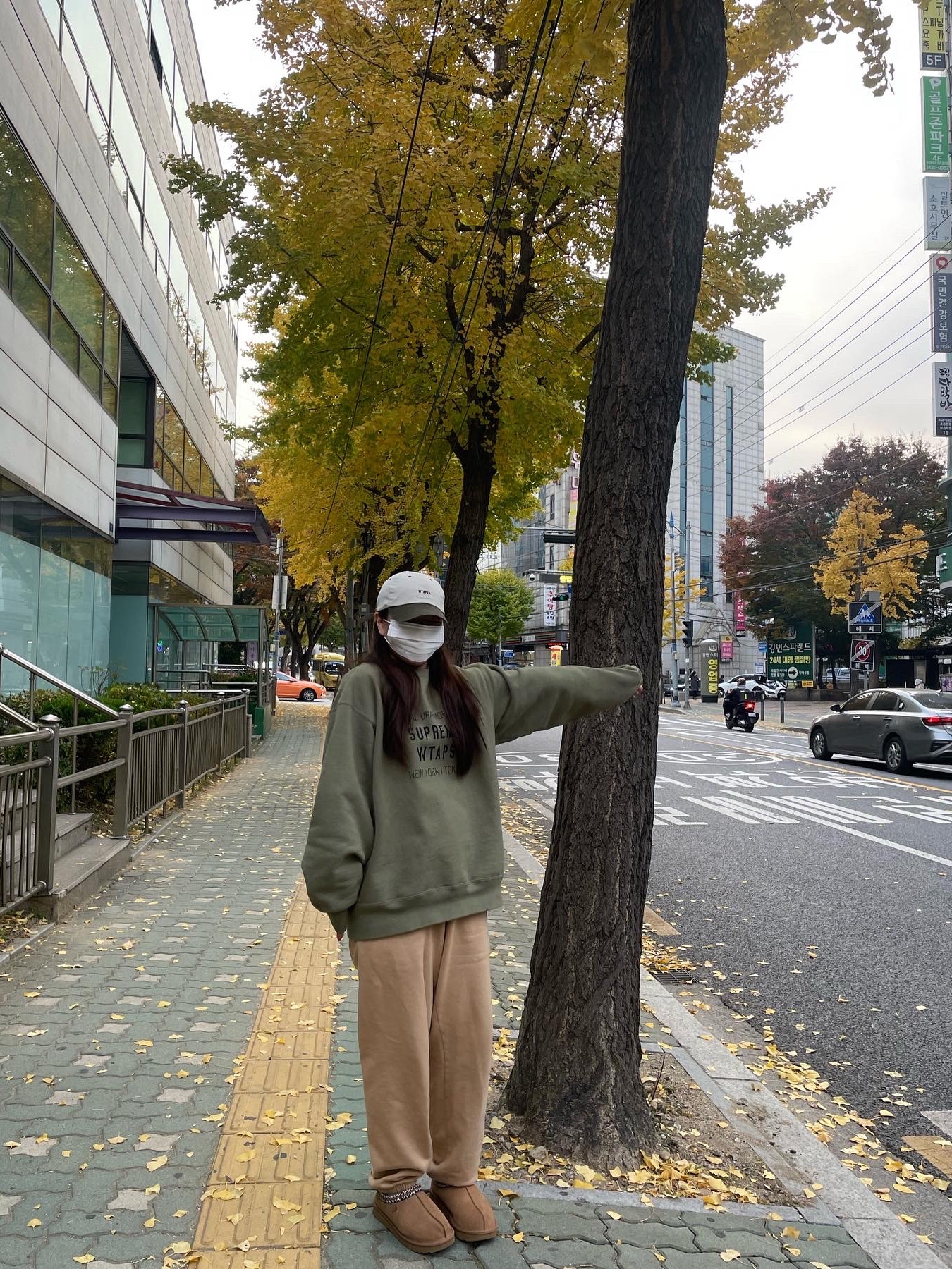 Supreme x WTAPS Crewneck Light Olive - 21FW, Stussy 8 Ball Embroidered Pants Grey Heather 착용 스타일 - 1