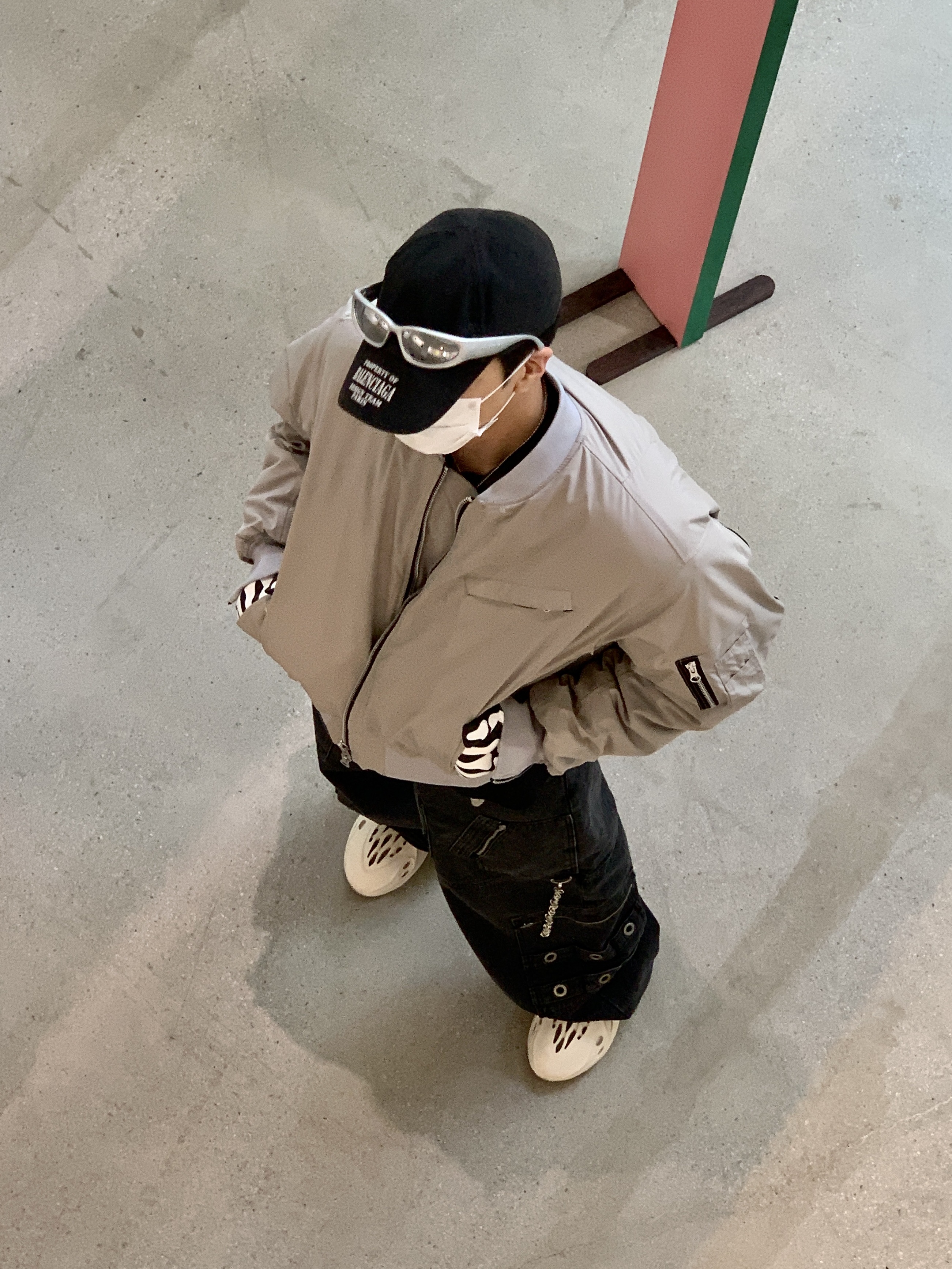 Adidas Yeezy Foam RNNR Sand, Balenciaga Cotton Drill Property Cap Black White 착용 스타일 - 1