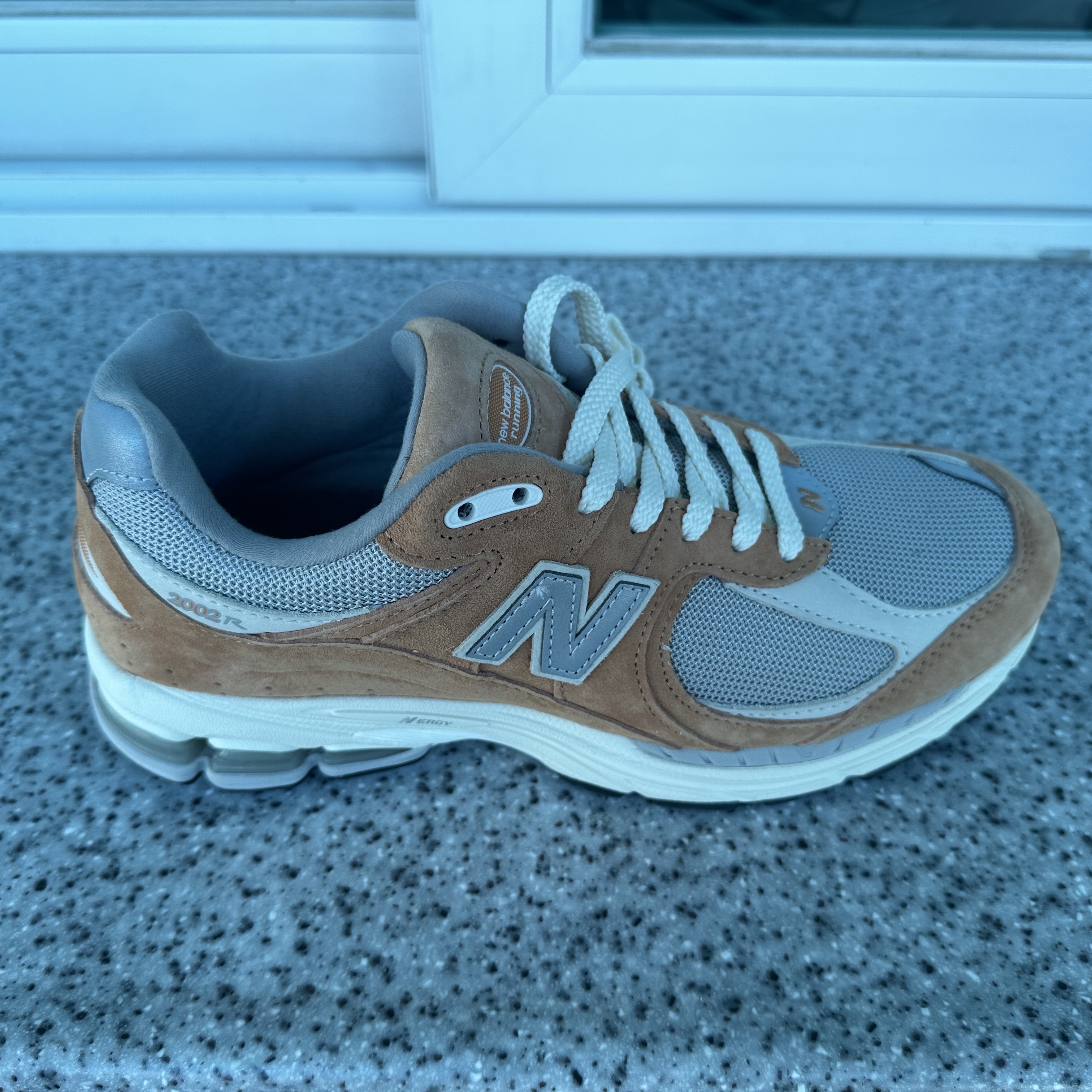 New Balance 2002R Special Vintage Beige 착용 스타일 - 2