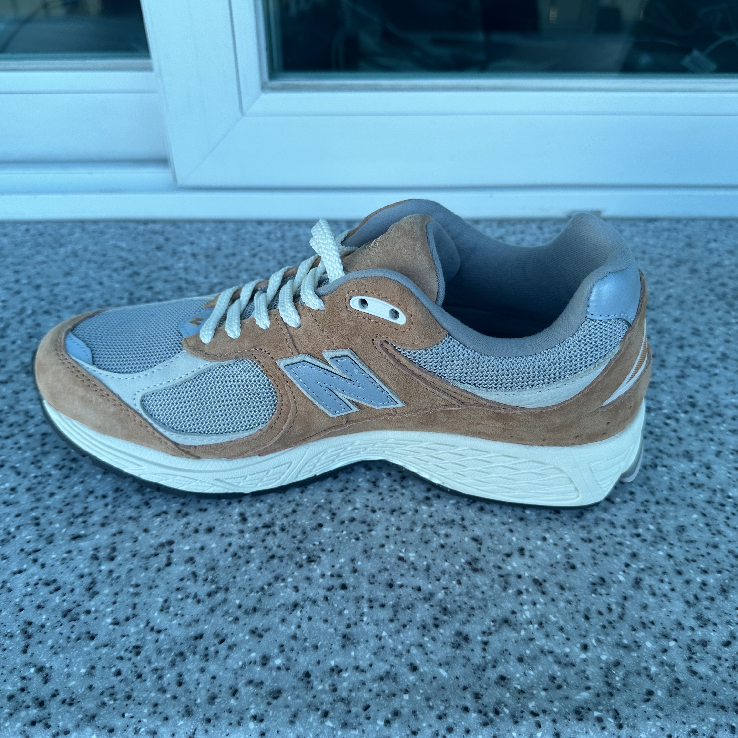 New Balance 2002R Special Vintage Beige 착용 스타일 - 1