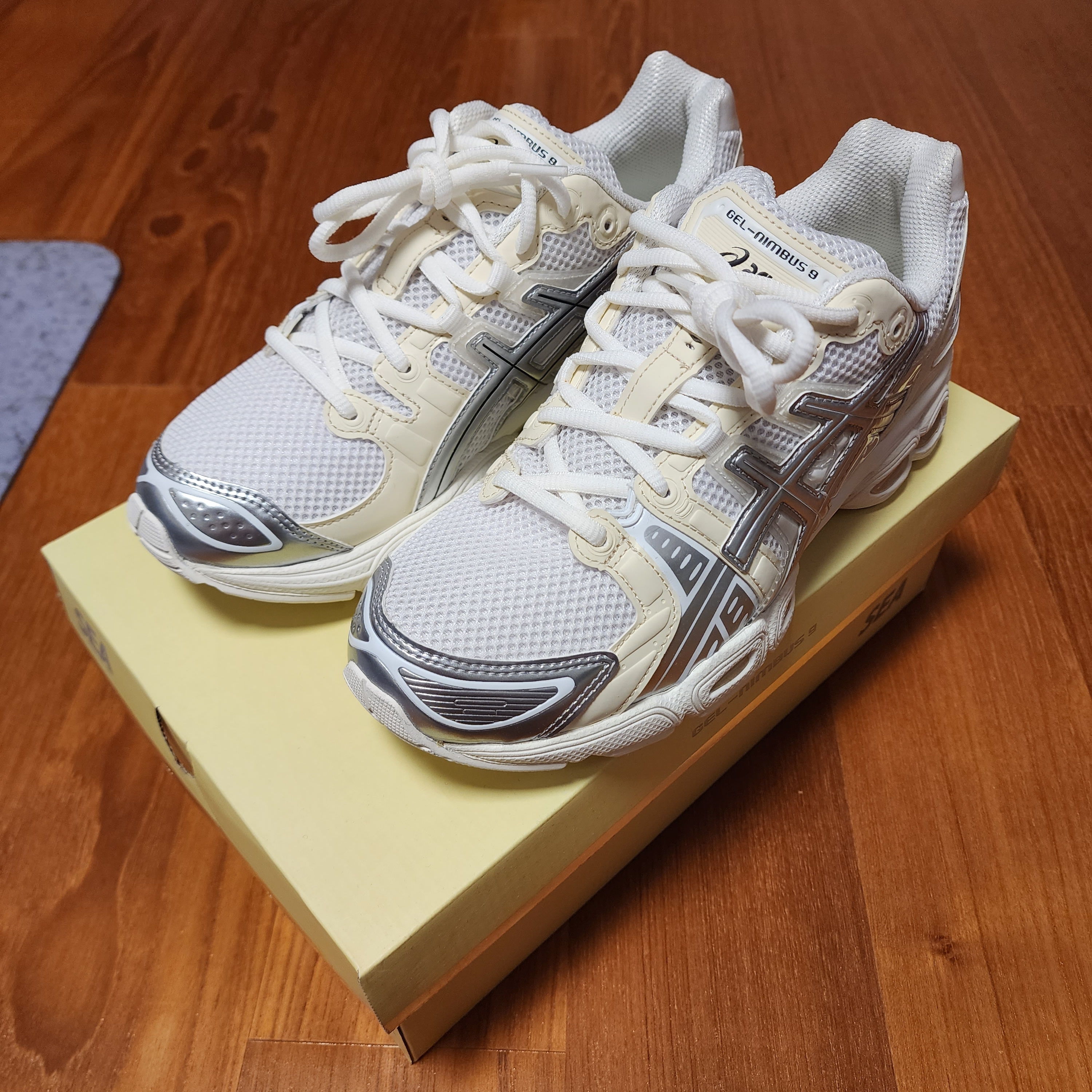Asics x Wind and Sea Gel-Nimbus 9 White Pure Silver 착용 스타일 - 2