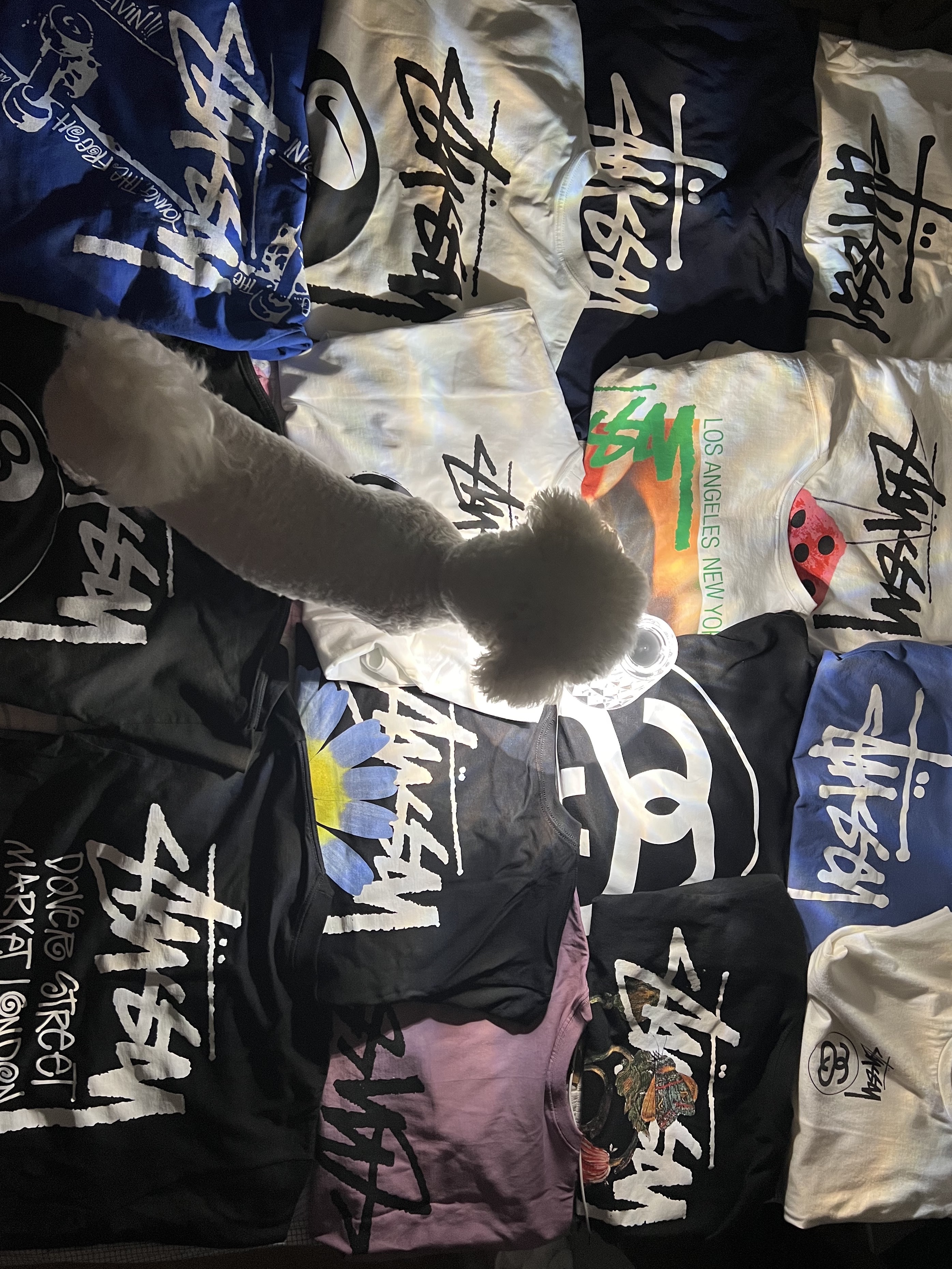 Stussy Basic Stussy LS T-Shirt White 2022, Nike x Stussy NRG RA T-Shirt Summit White (DM4943-121) 착용 스타일 - 2