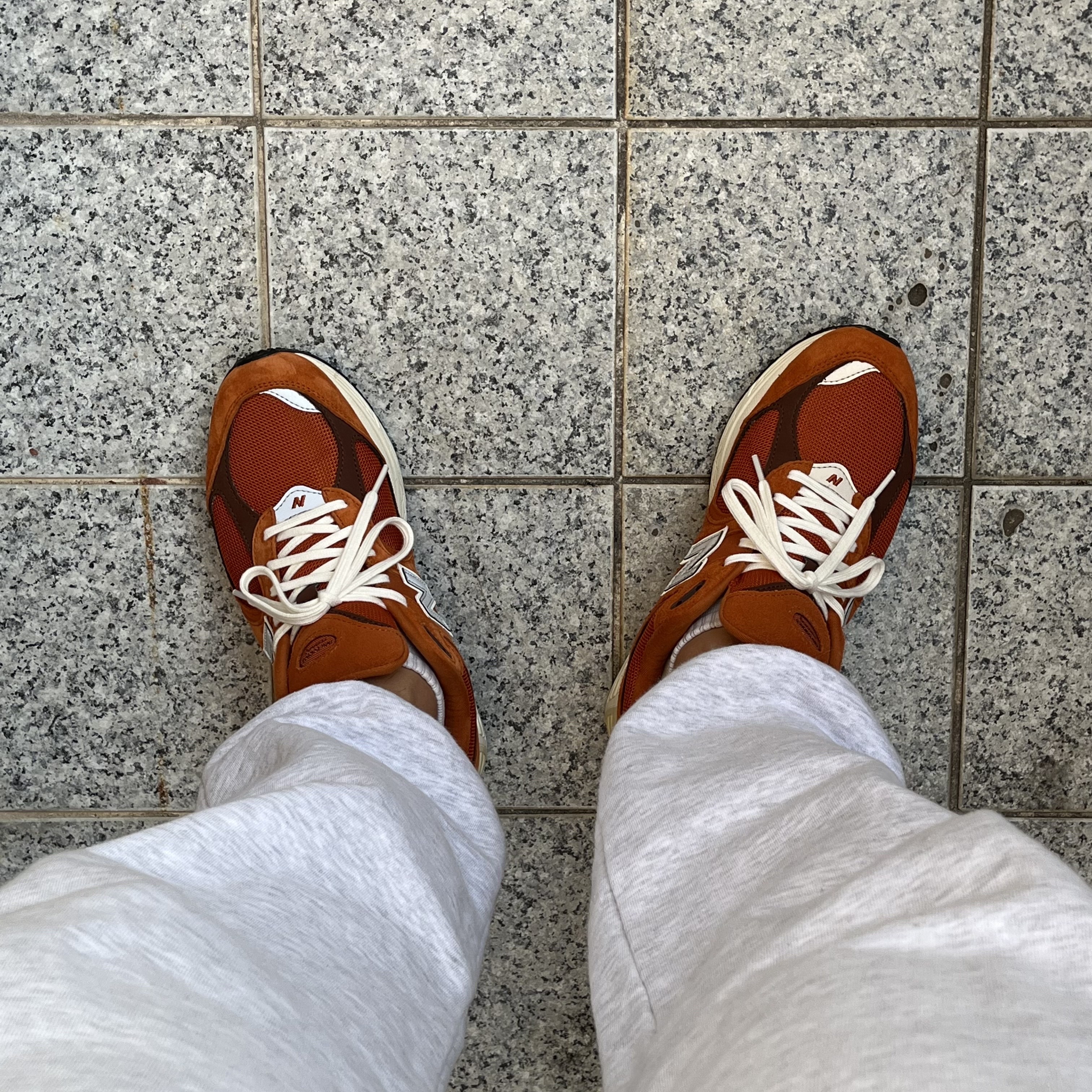 New Balance 2002R Rust Oxide 착용 스타일