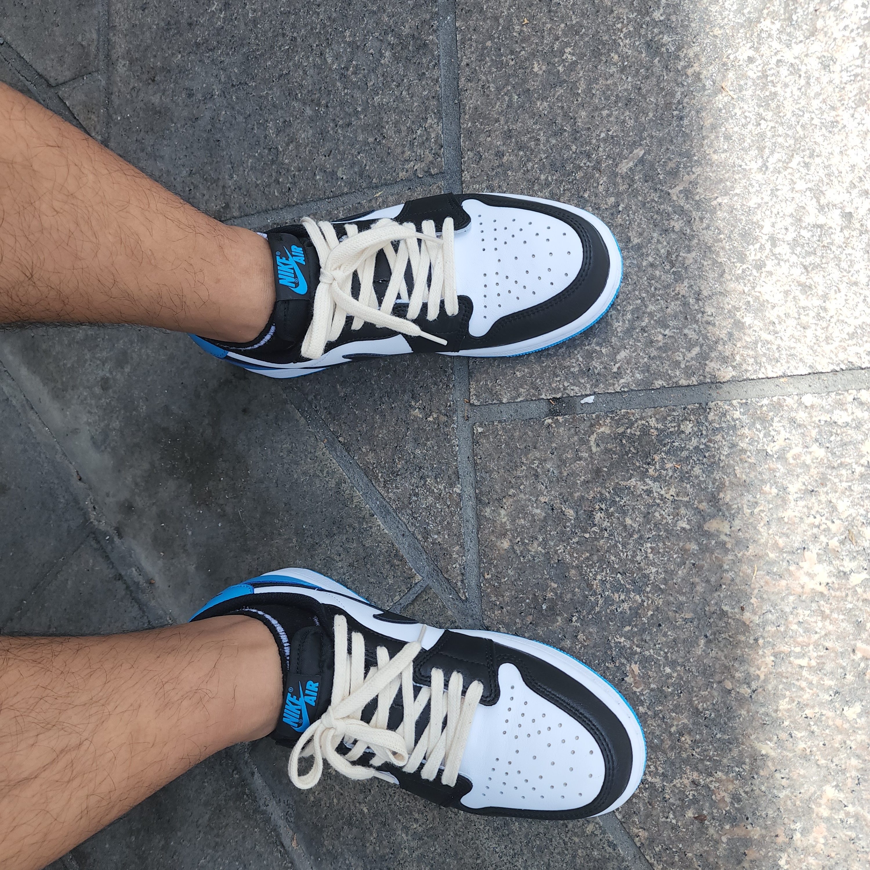 Jordan 1 Retro Low OG Black and Dark Powder Blue 착용 스타일 - 2