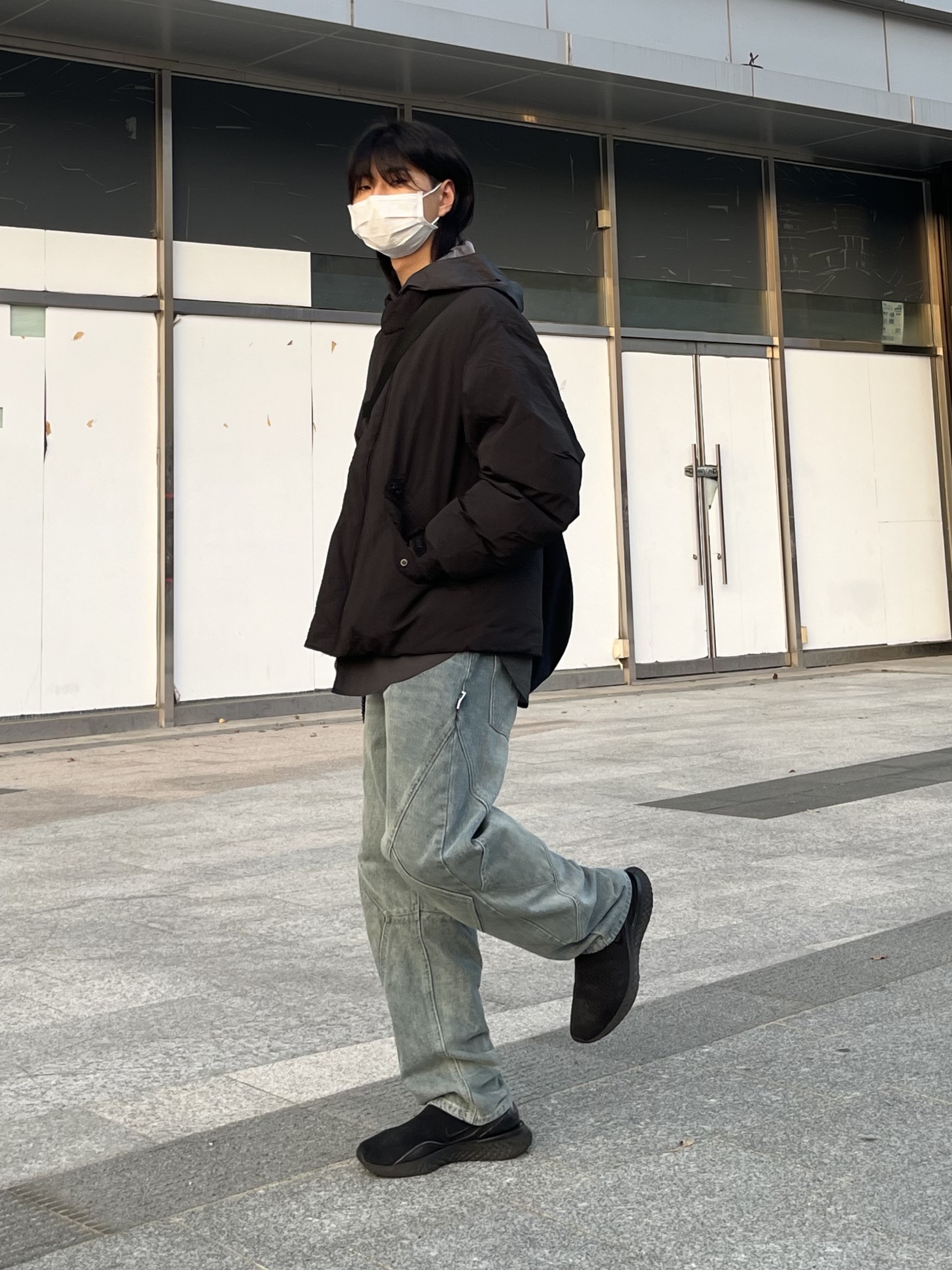 Nike Rise React Flyknit Triple Black 착용 스타일 - 4