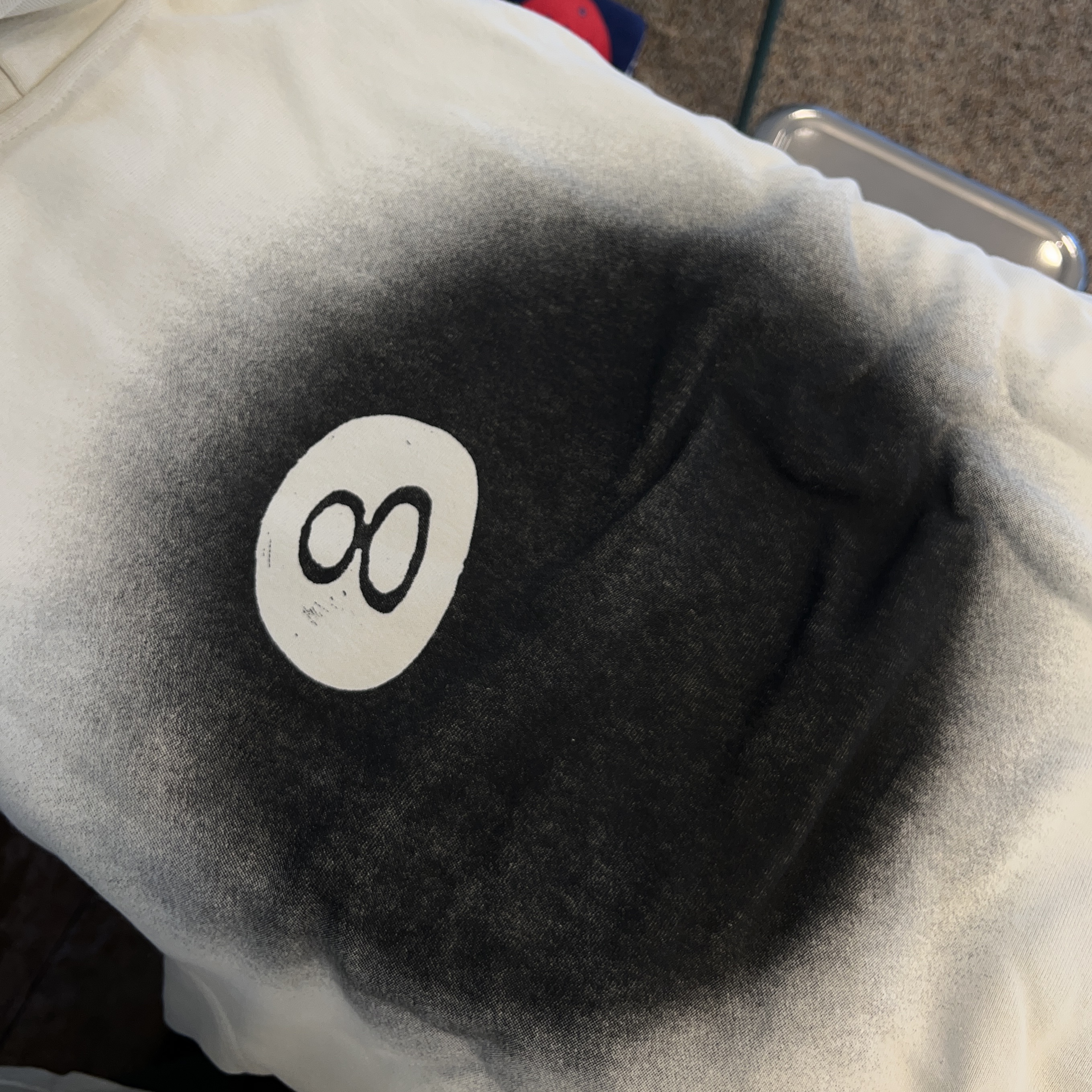 Stussy 8 Ball Fade Hoodie Putty 착용 스타일