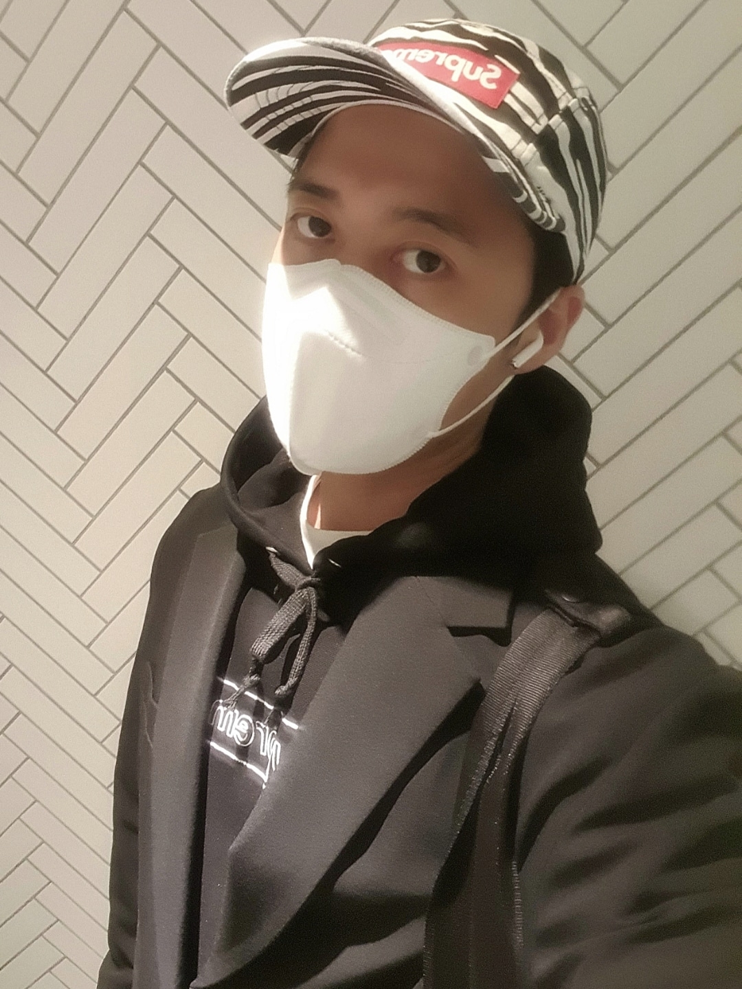 Supreme Washed Chino Twill Camp Cap Zebra - 22FW, Supreme x Kaws Chalk Logo Hooded Sweatshirt Black - 21SS 착용 스타일