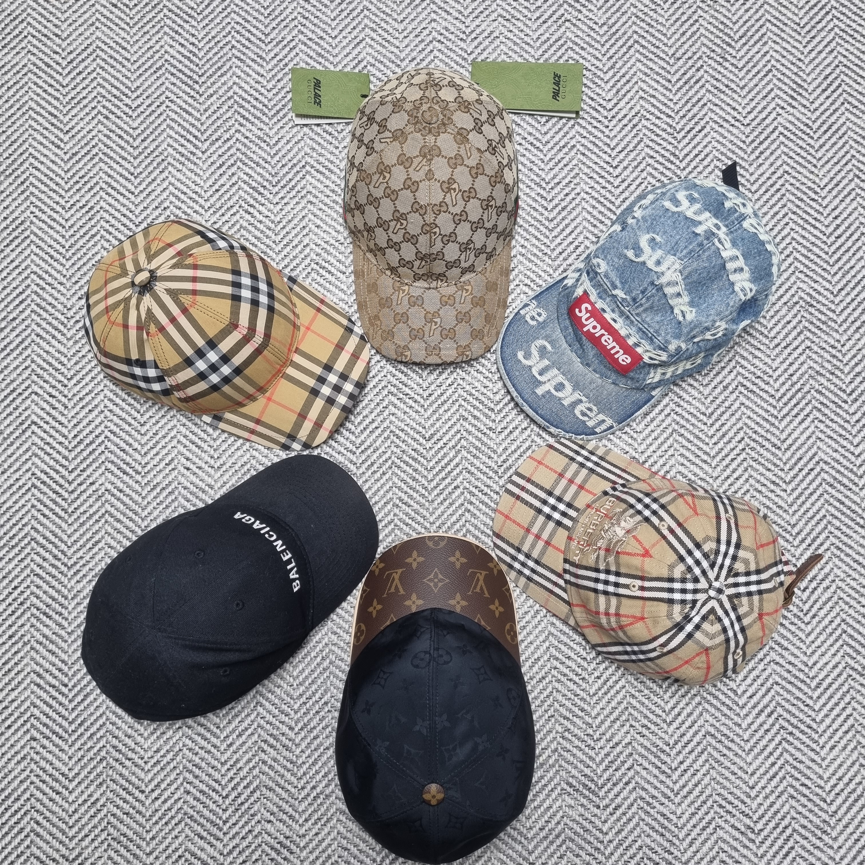 Palace x Gucci GG-P Canvas Baseball Hat Beige - 22FW, Supreme Frayed Logos Denim Camp Cap Blue - 21SS 착용 스타일 - 1