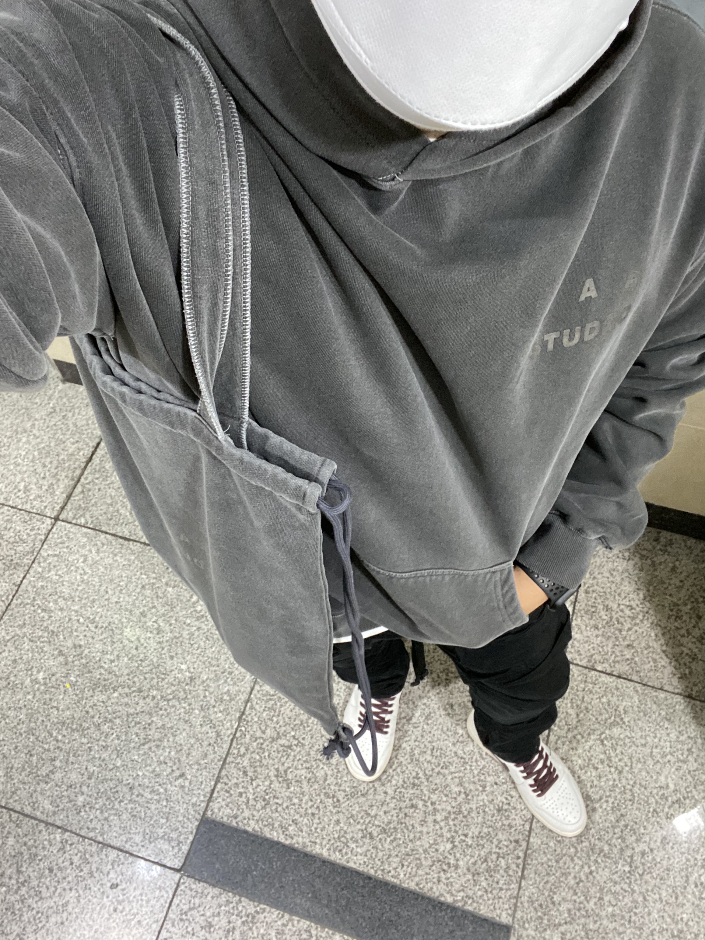 IAB Studio Pigment Hoodie & Sack Black, Jordan 1 x A Ma Maniere Retro High OG SP Sail and Burgundy 착용 스타일