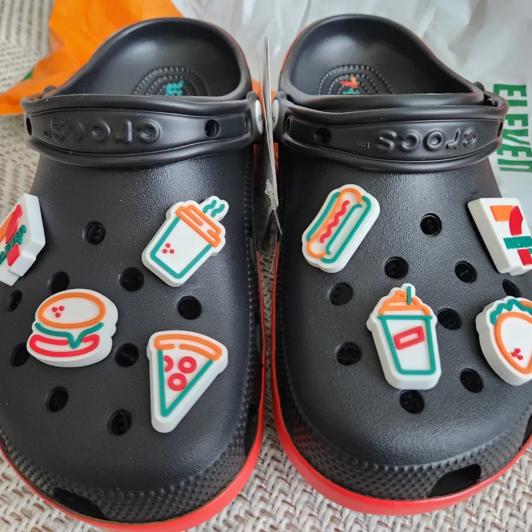 Crocs x 7-Eleven Classic Clog Black 착용 스타일 - 1