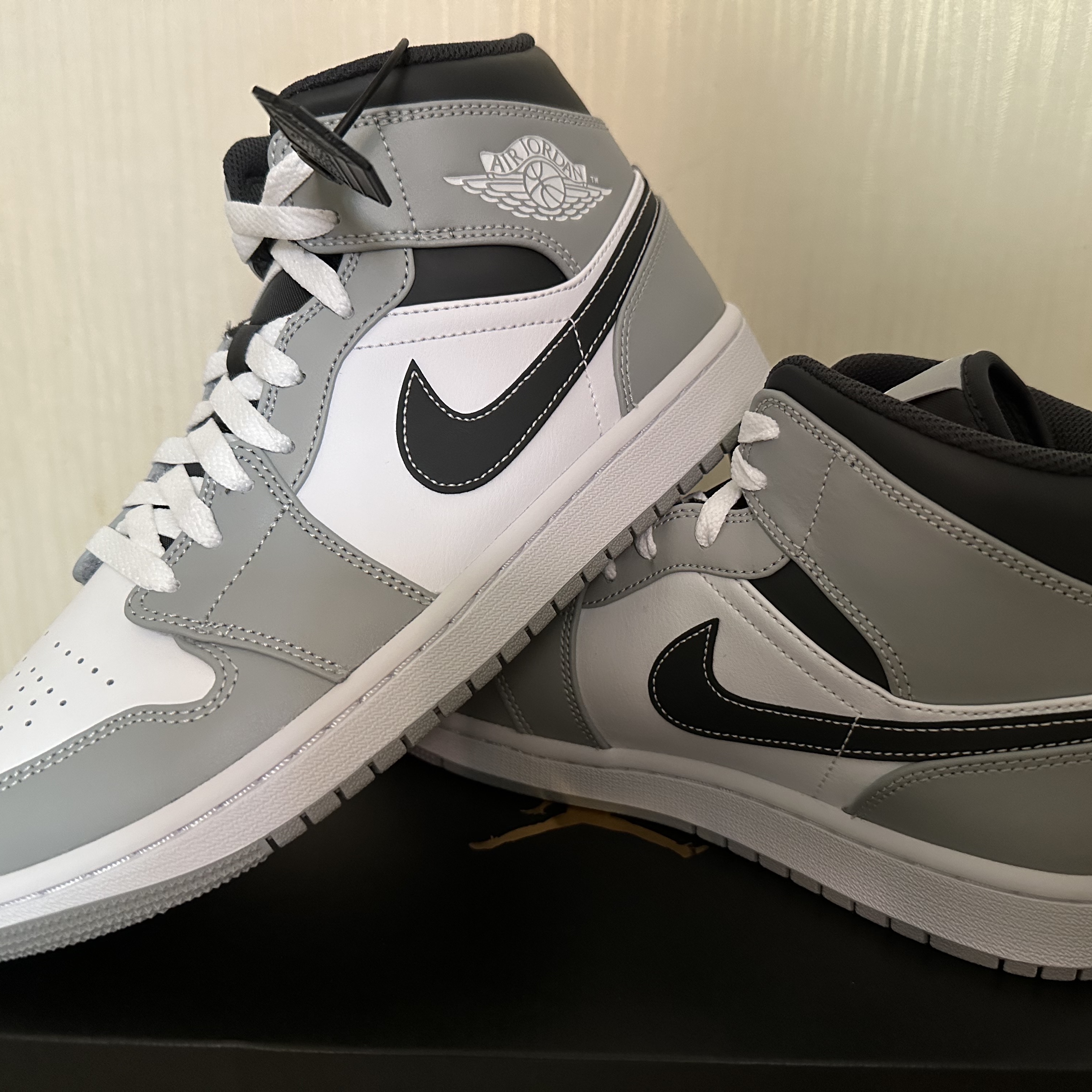 Jordan 1 Mid Light Smoke Grey Anthracite 착용 스타일 - 2