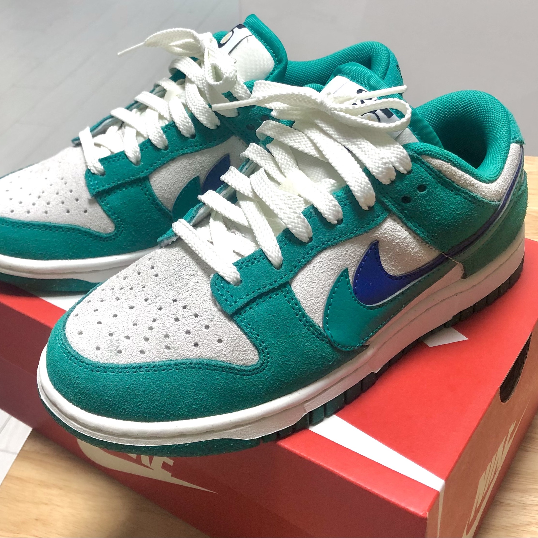 (W) Nike Dunk Low SE 85 Neptune Green and Sail 착용 스타일