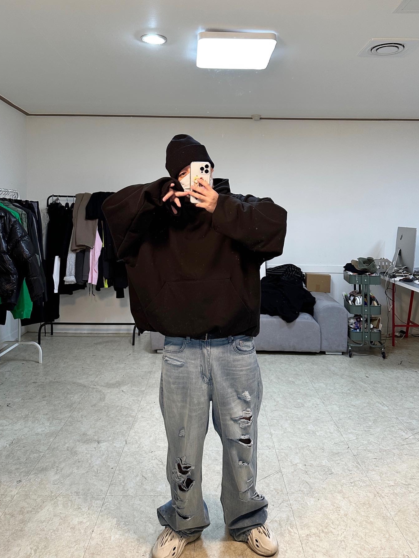 Adidas Yeezy Foam RNNR Ararat 착용 스타일 - 2