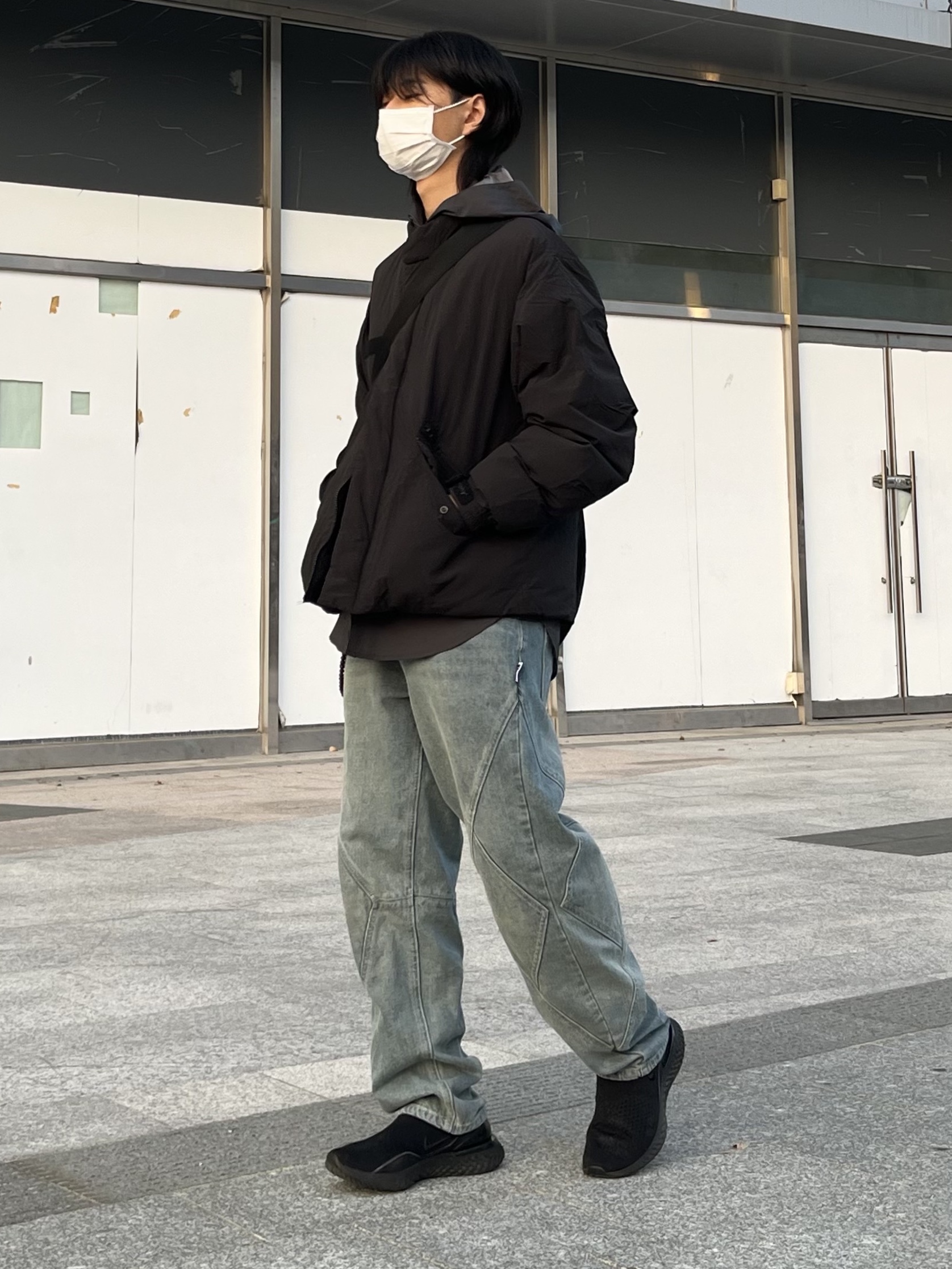 Nike Rise React Flyknit Triple Black 착용 스타일 - 2