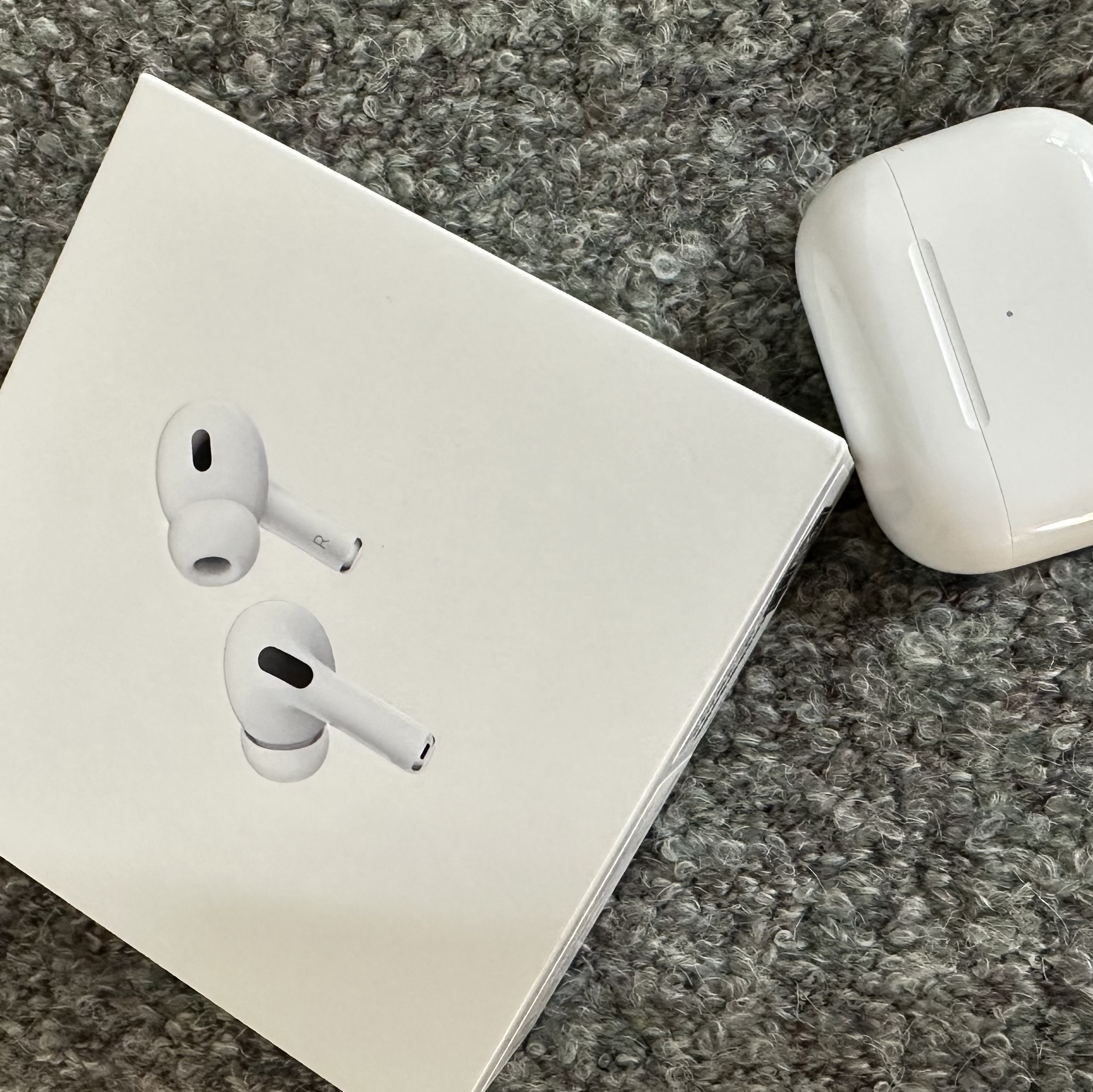Apple AirPods Pro 2nd Gen (Korean Ver.), Apple iPhone 14 Pro 256GB Deep Purple (Korean Ver.) 착용 스타일 - 2