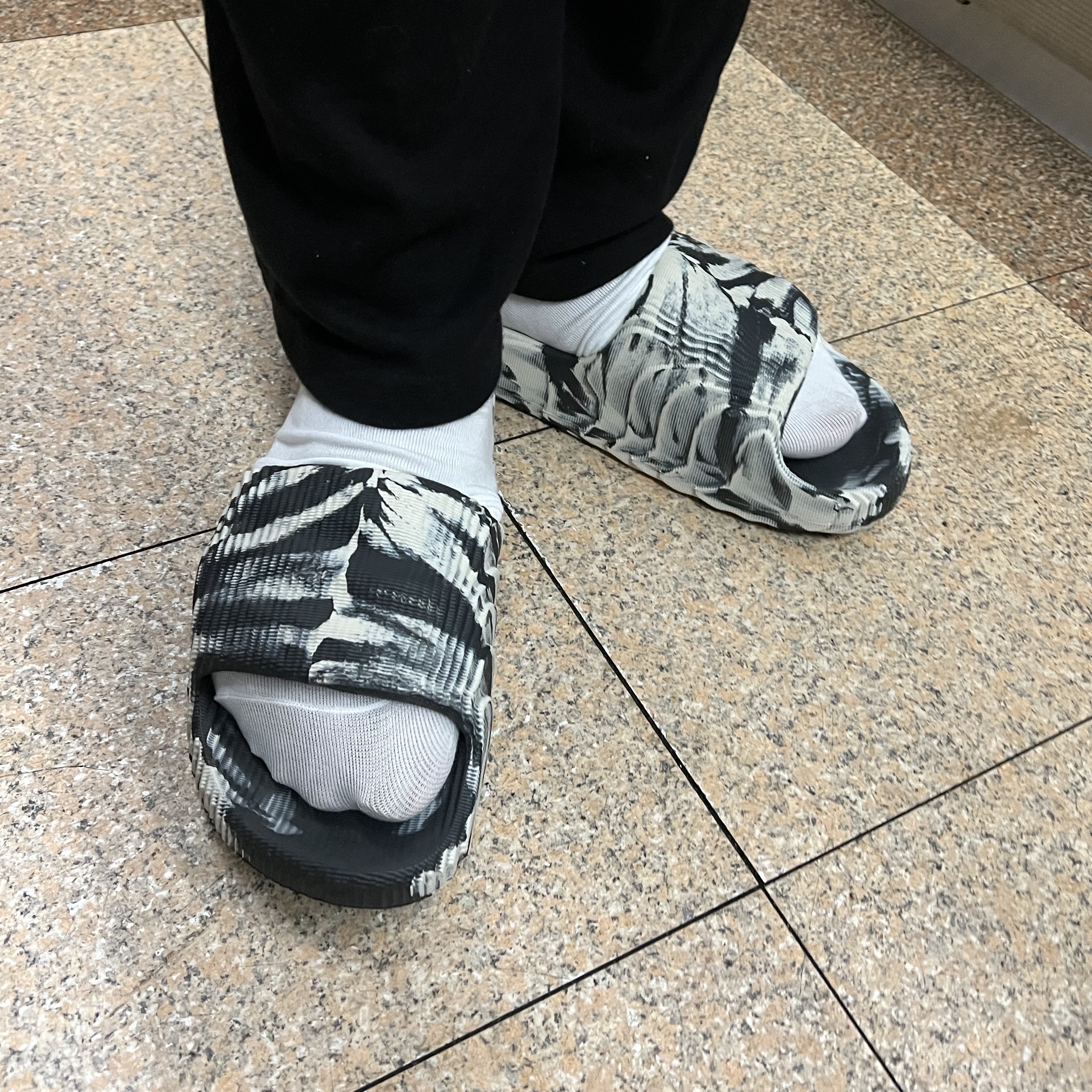 Adidas Adilette 22 Carbon Aluminium 착용 스타일