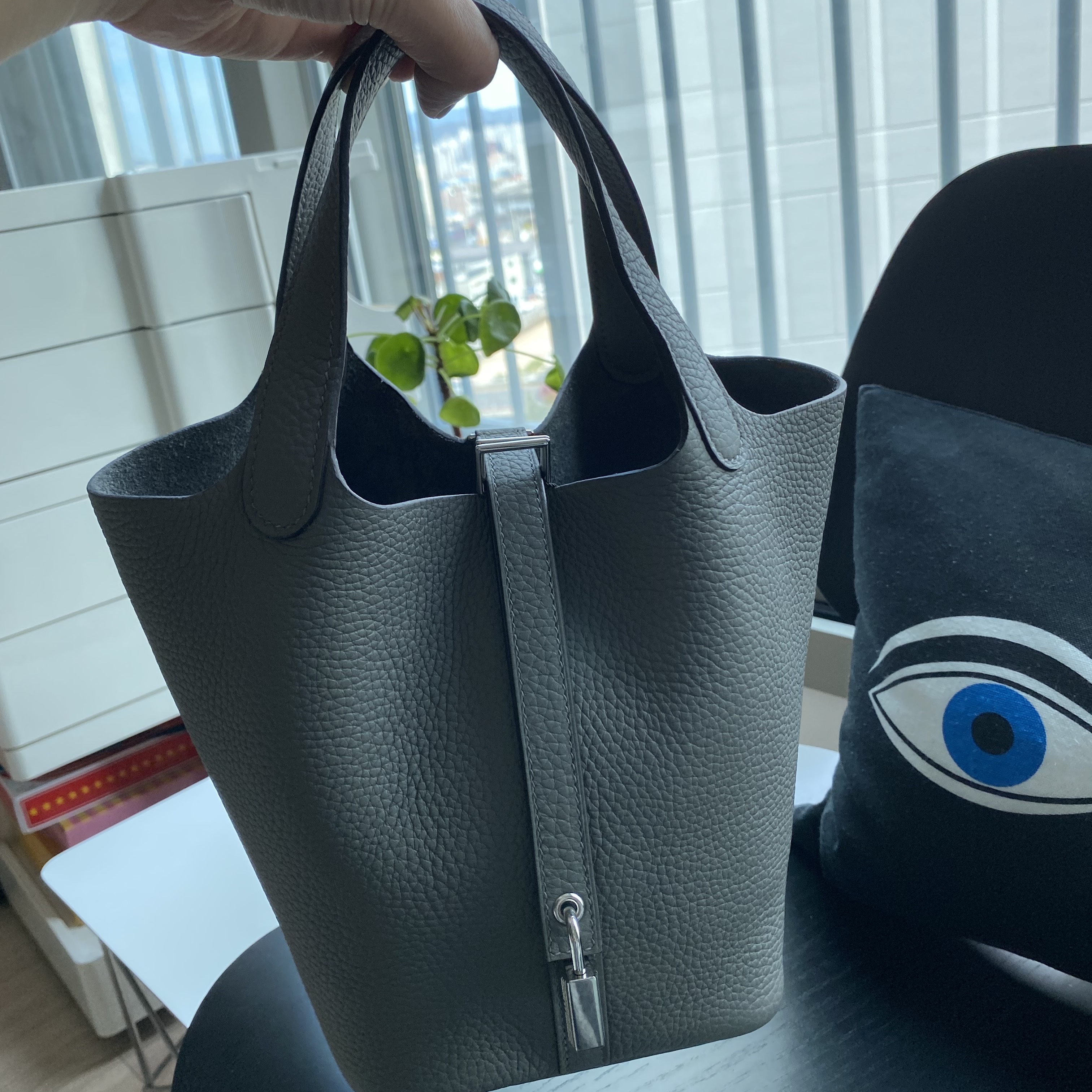 Hermes Picotin Lock 18 Bag Clemence & Palladium Gris Meyer 착용 스타일 - 3