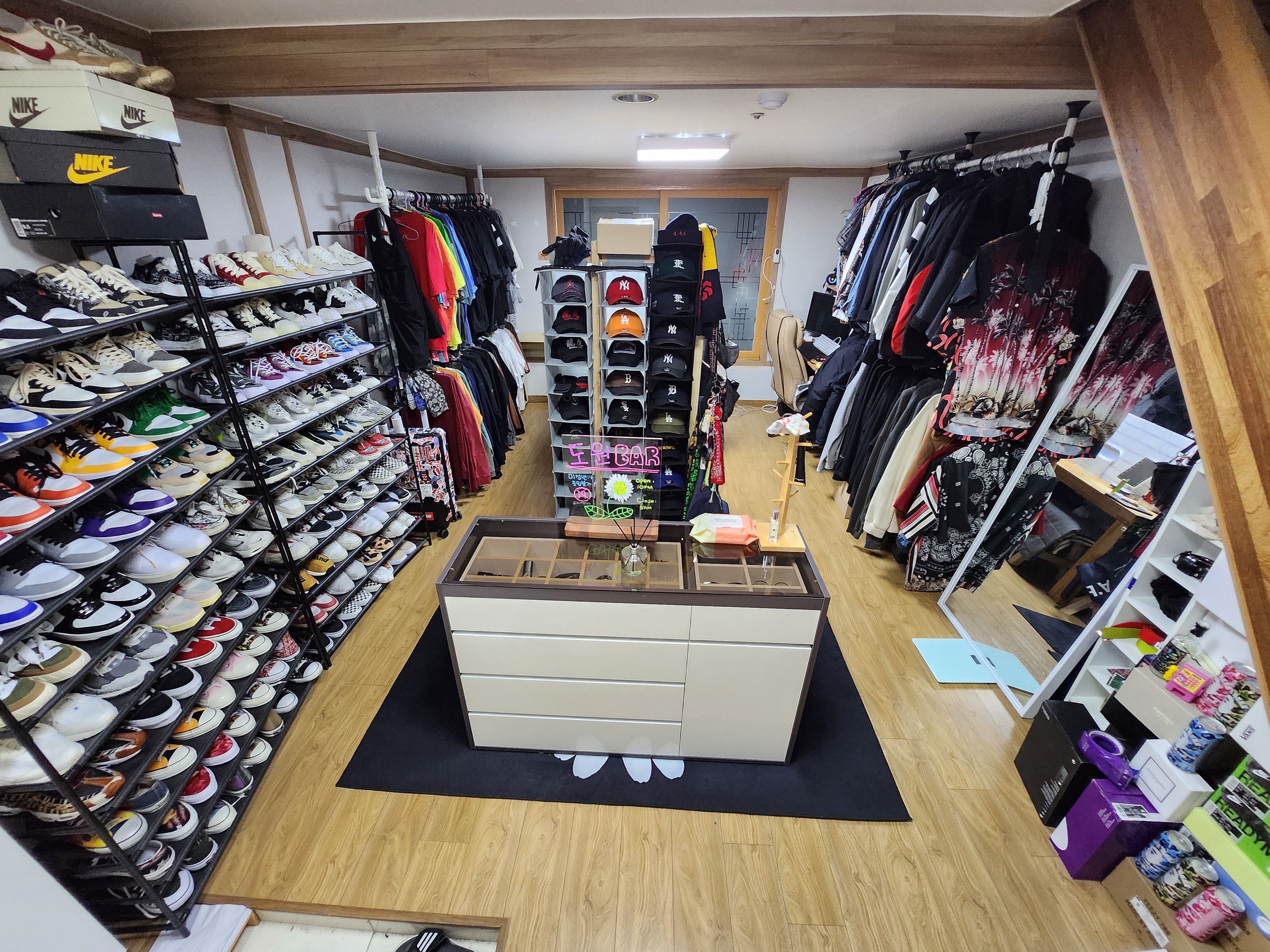 Nike x Tom Sachs Mars Yard Shoe 2.0 Space Camp, Jordan 1 x Travis Scott Retro Low OG SP Sail and Ridgerock 착용 스타일