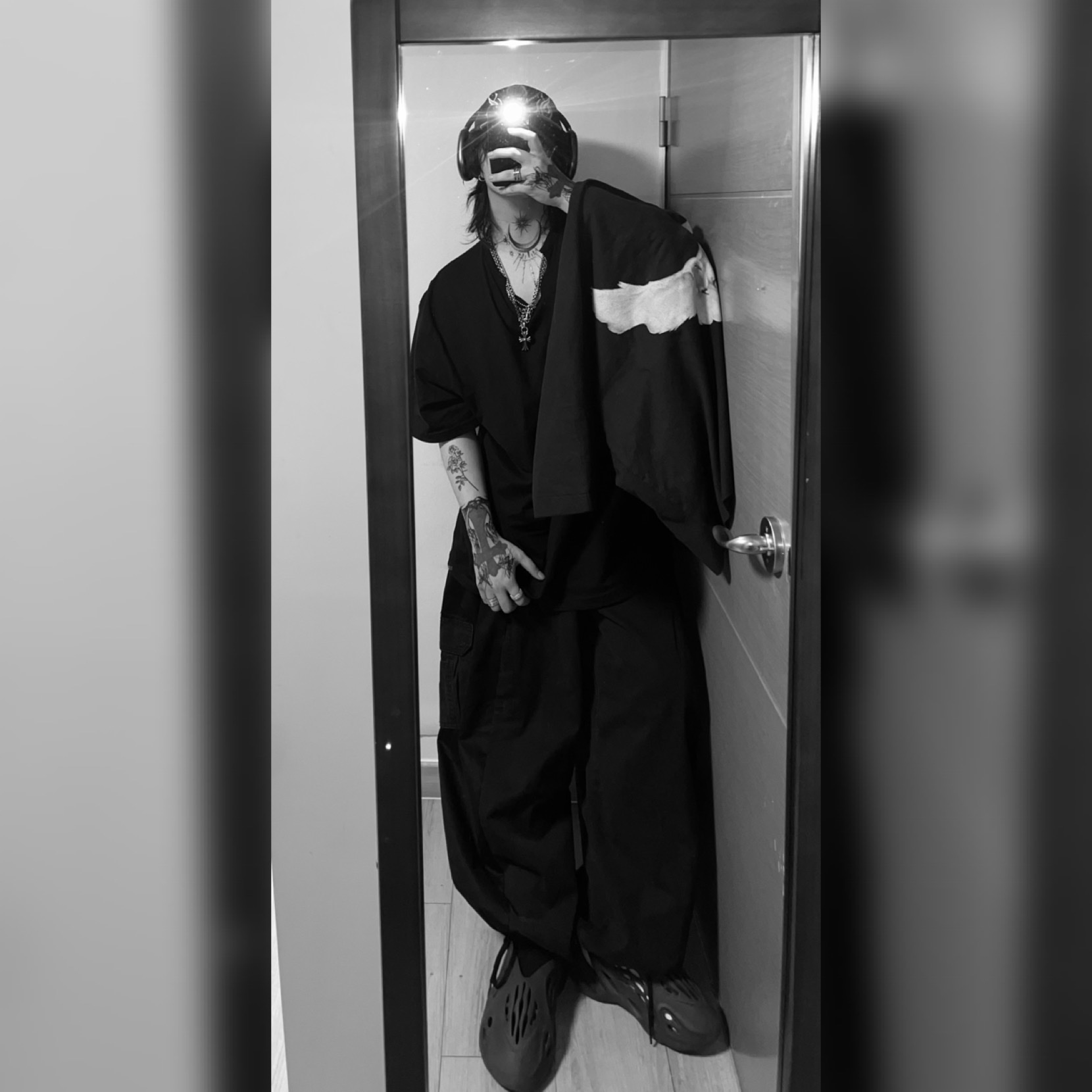 Adidas Yeezy Foam RNNR Onyx, Yeezy Gap Engineered By Balenciaga Dove No Seam T-Shirt Black 착용 스타일