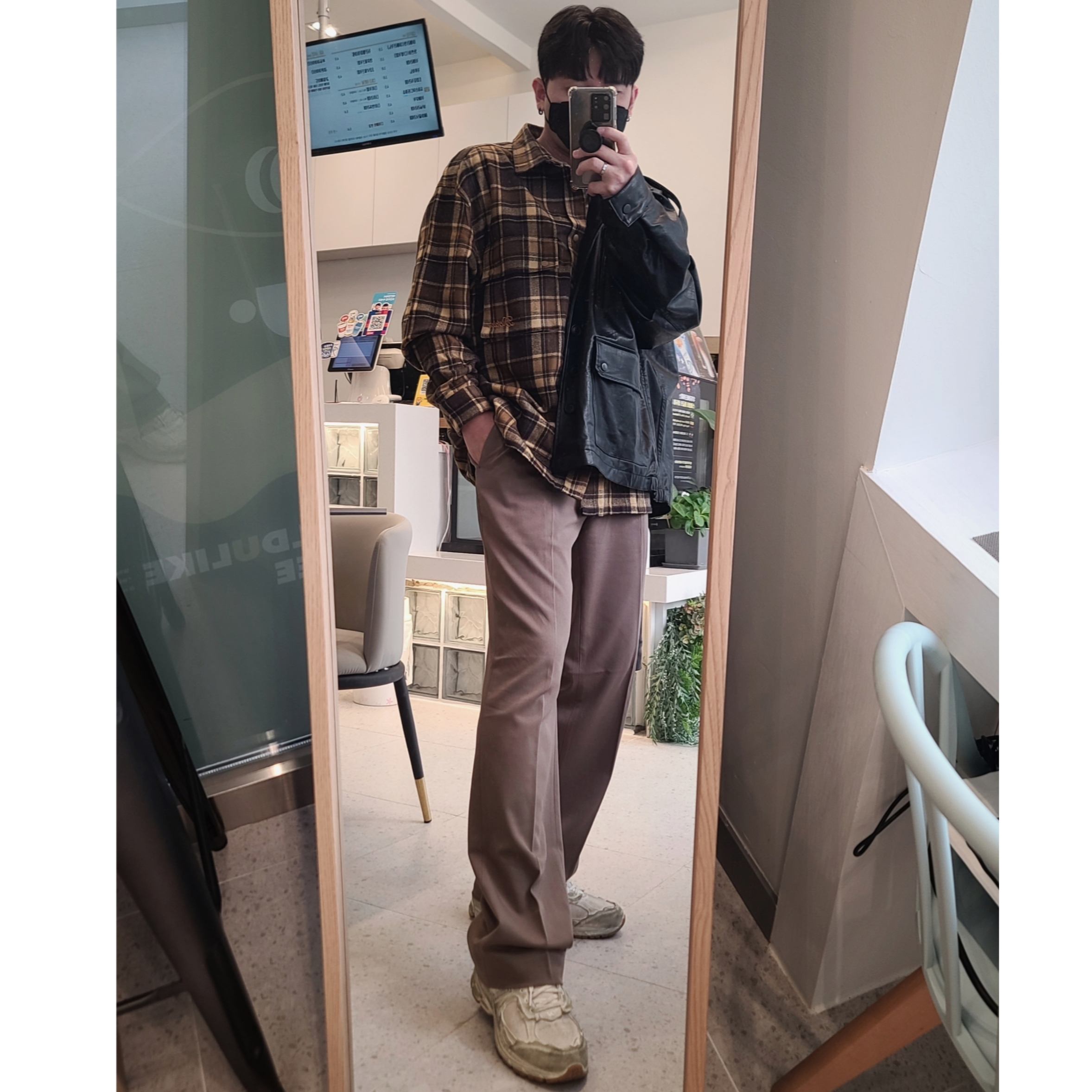 New Balance 2002R Protection Pack Distressed 착용 스타일 - 2