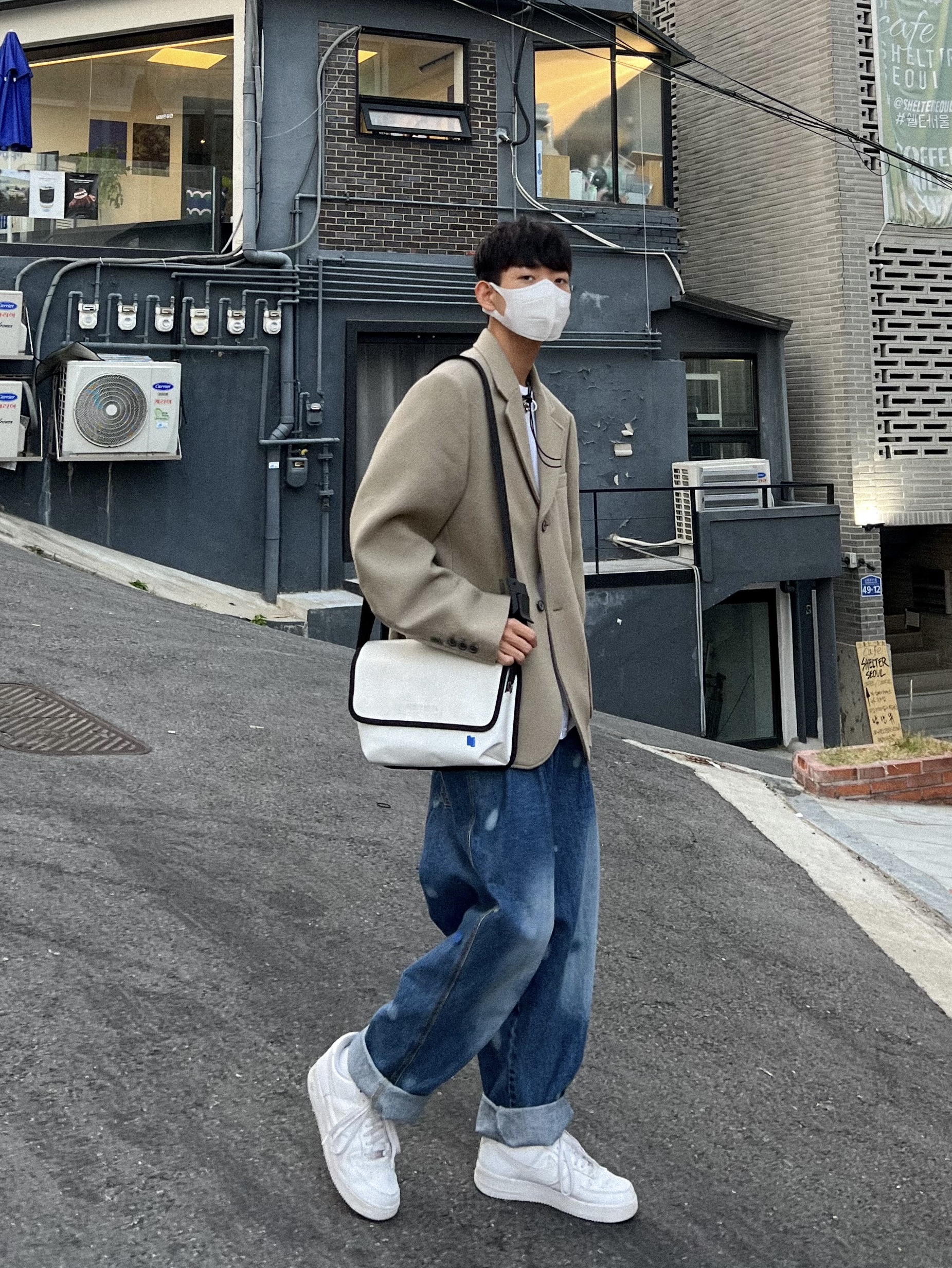 Ader Error Ation Blazer Beige, Ader Error Small Trace Esty Messanger Bag White 착용 스타일 - 1