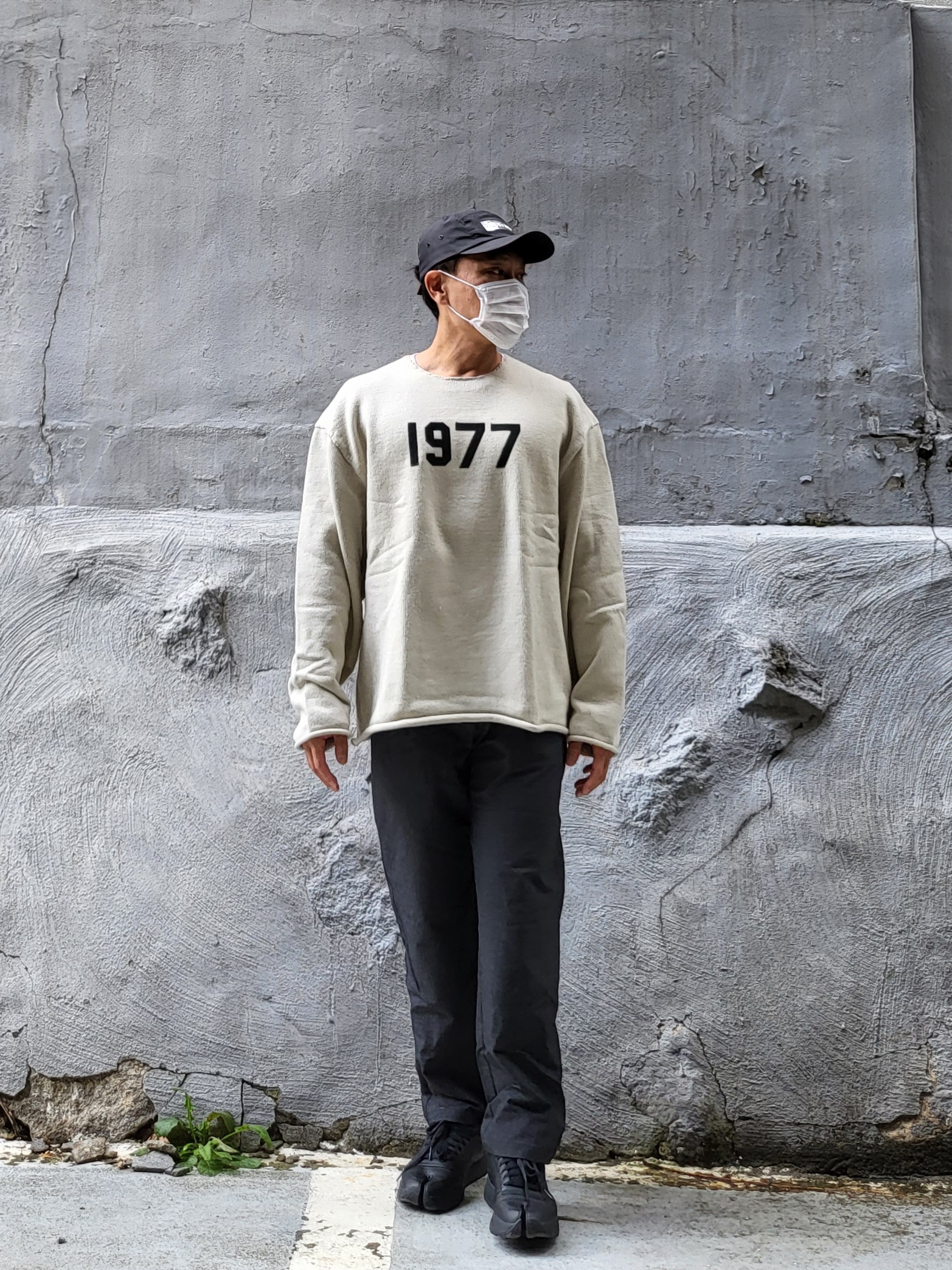 Supreme Mirror Camp Cap Black - 21FW, Essentials 1977 Raw Edge Sweater Wheat - 22SS 착용 스타일 - 1