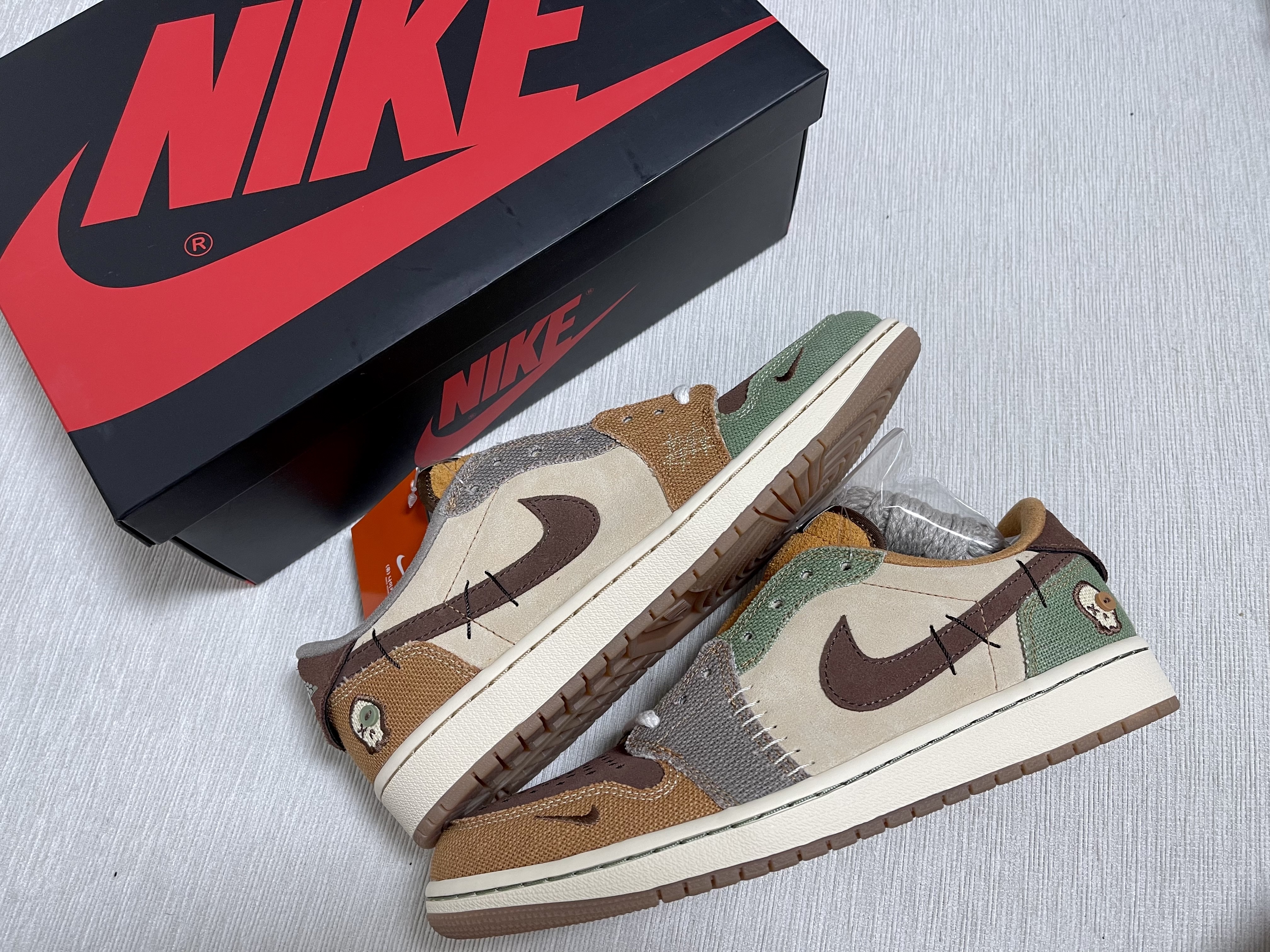 Jordan 1 x Zion Williamson Retro Low OG Flax and Oil Green 착용 스타일 - 1