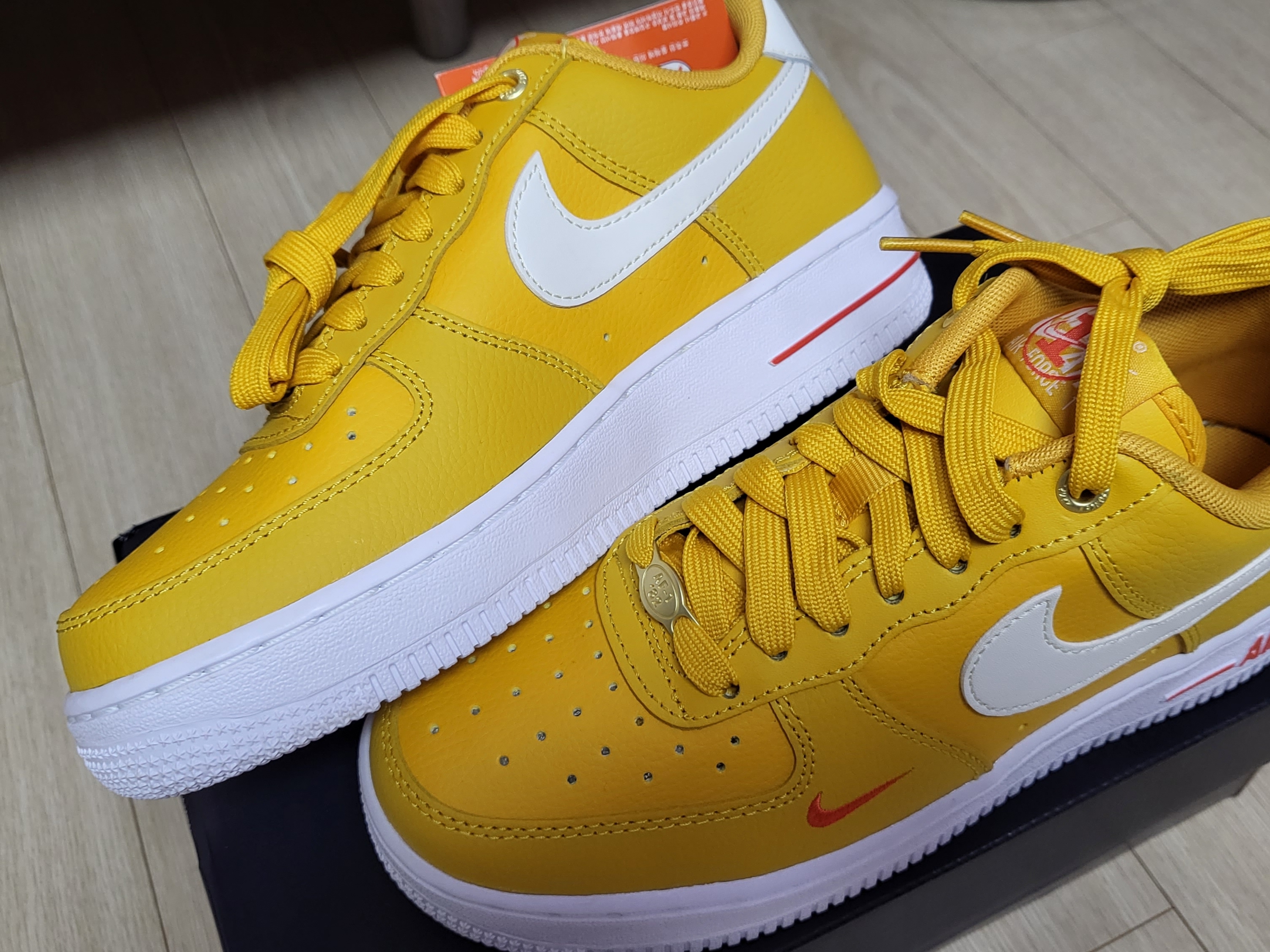 (W) Nike Air Force 1 '07 SE 40th Anniversary Join Forces Yellow Ochre 착용 스타일 - 3