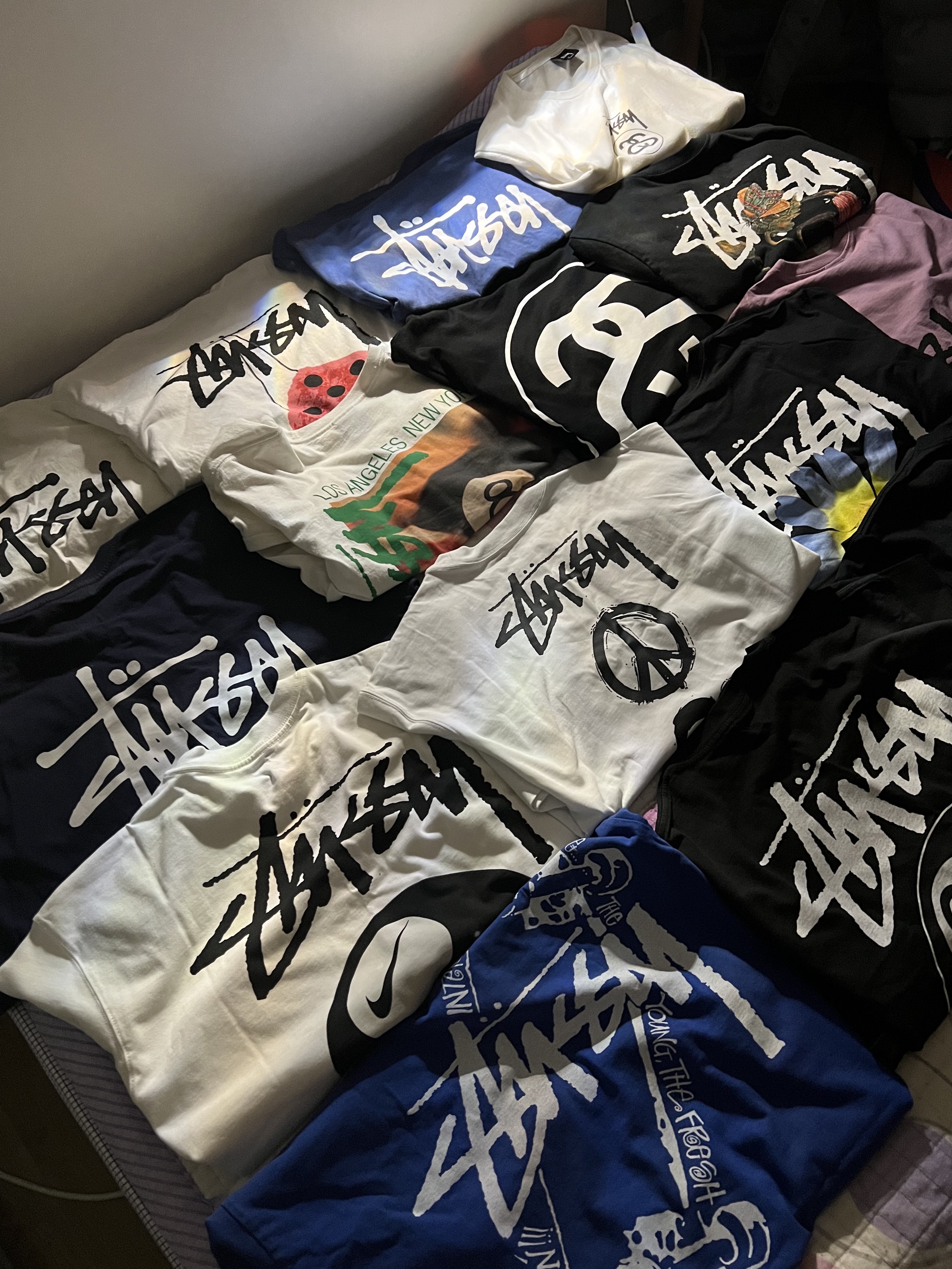 Stussy Basic Stussy LS T-Shirt White 2022, Nike x Stussy NRG RA T-Shirt Summit White (DM4943-121) 착용 스타일 - 1