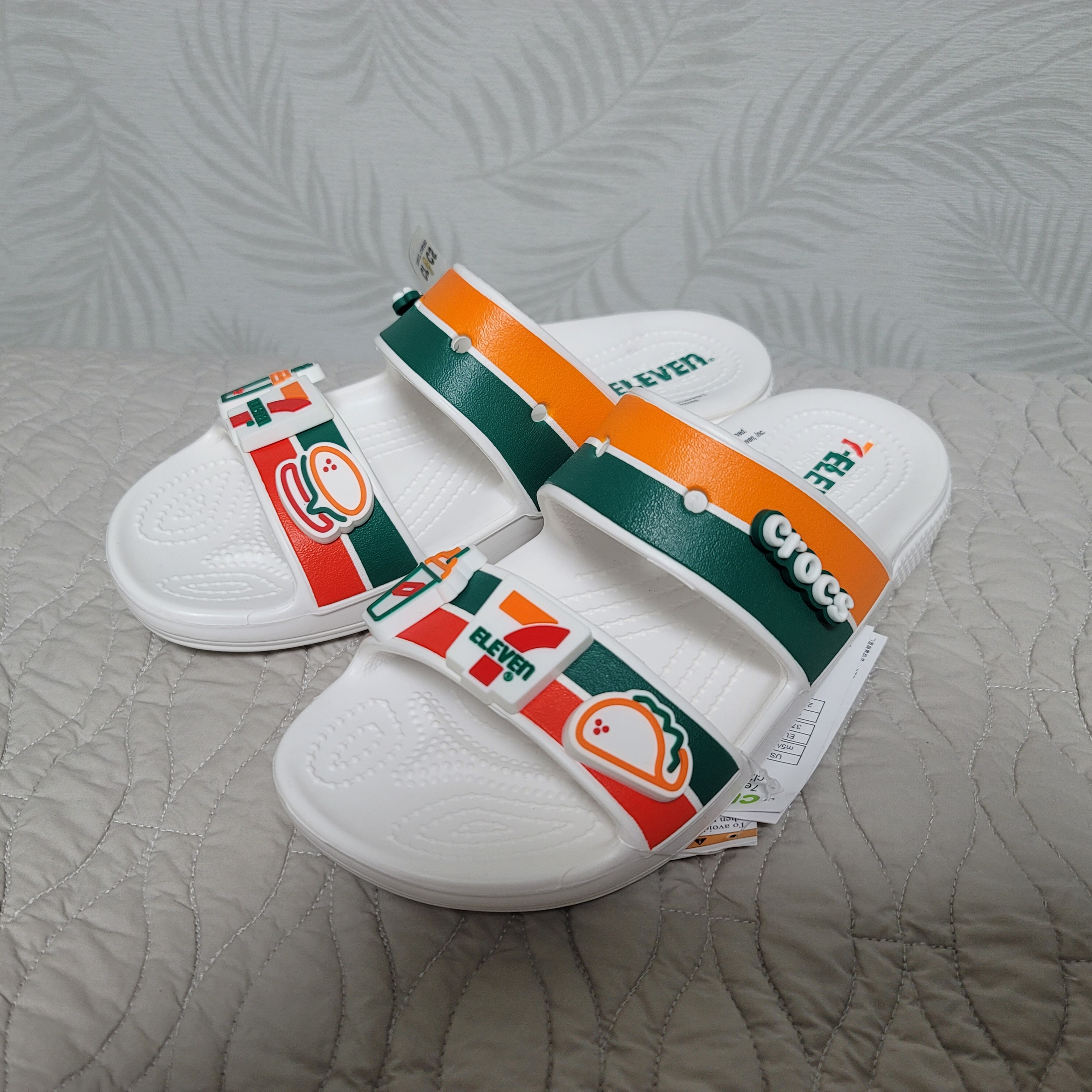 Crocs x 7-Eleven Classic Sandal White 착용 스타일 - 1